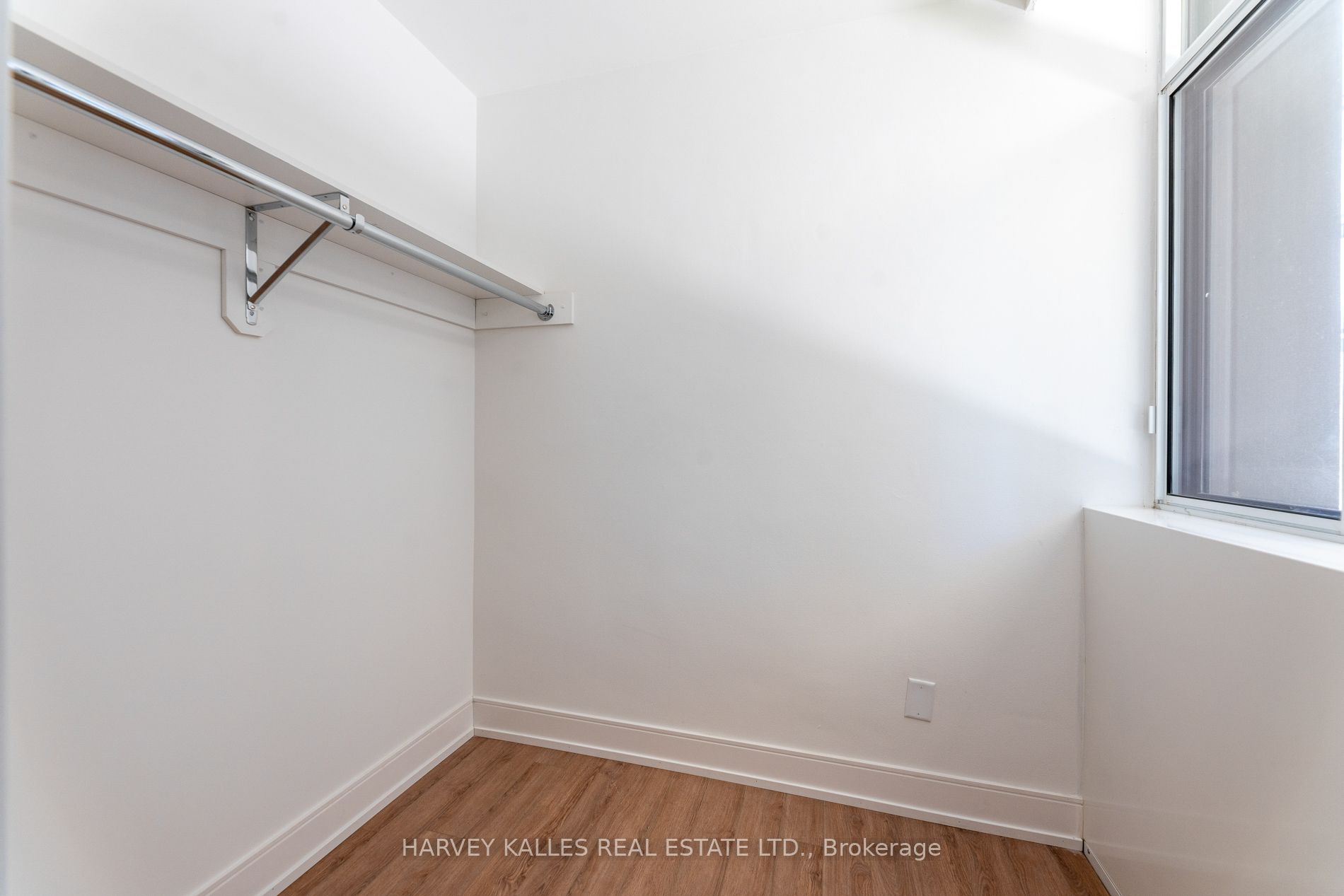 289 The Kingsway N/a 104 Property Photo 18