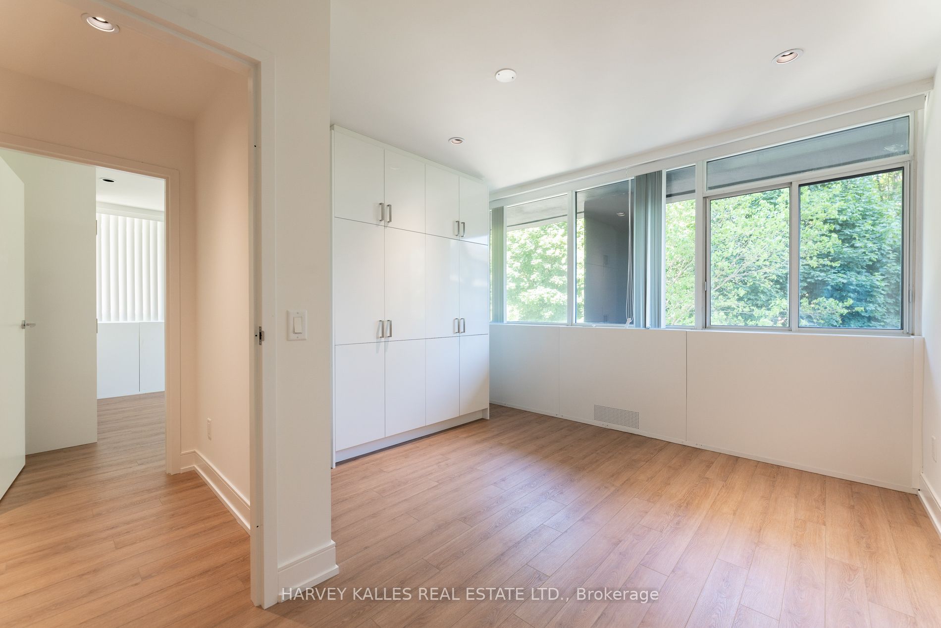 289 The Kingsway N/a 104 Property Photo 26