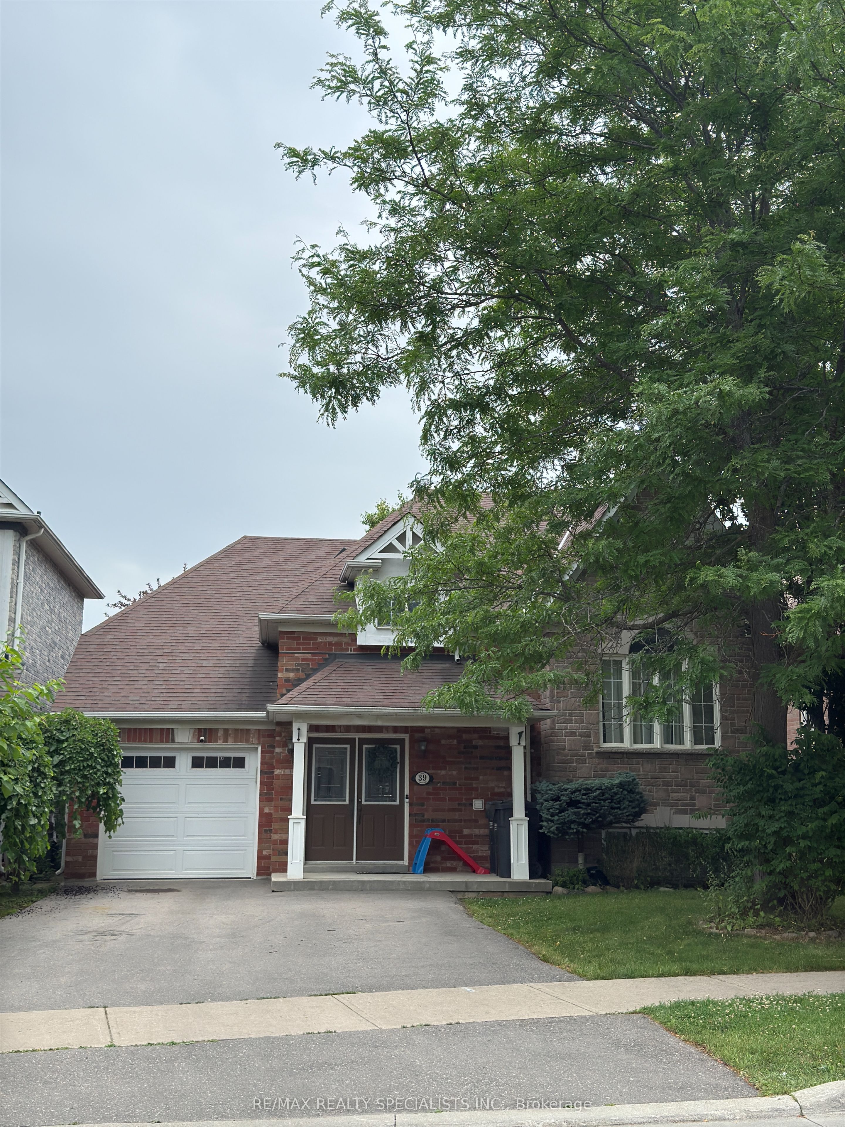 39 Treeline Boulevard Property Photo 1