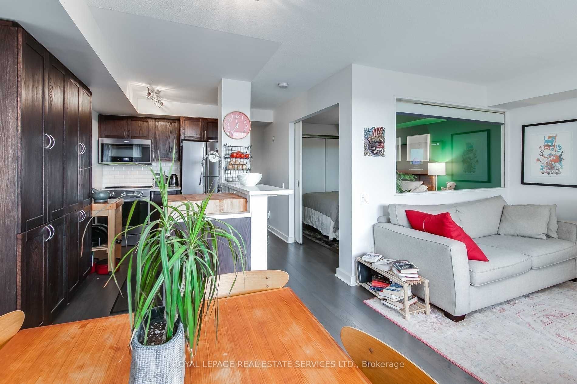 1040 The Queensway N/a 313 Property Photo 6