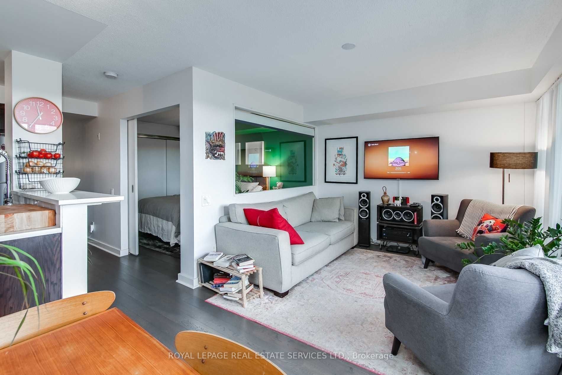 1040 The Queensway N/a 313 Property Photo 7