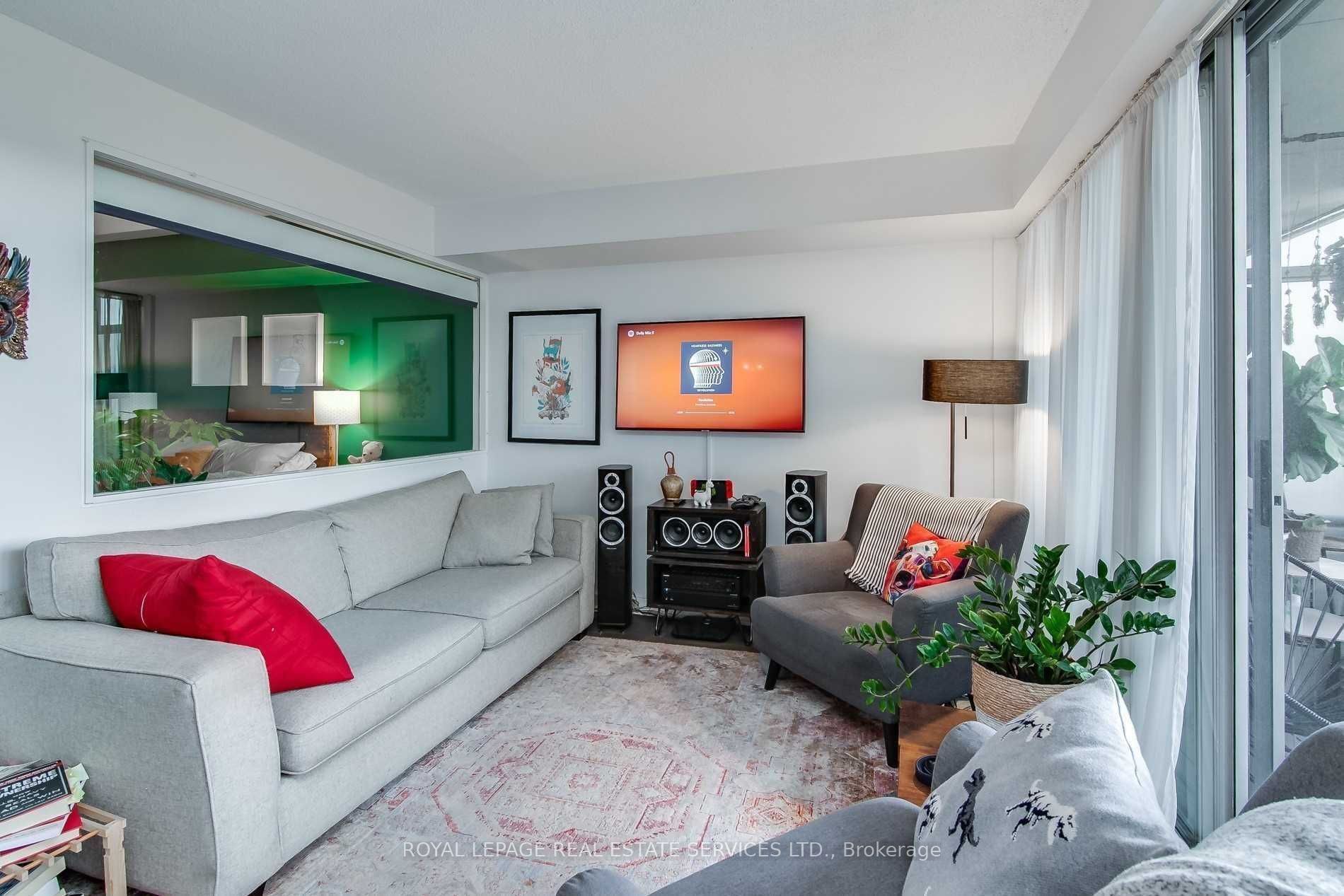 1040 The Queensway N/a 313 Property Photo 8