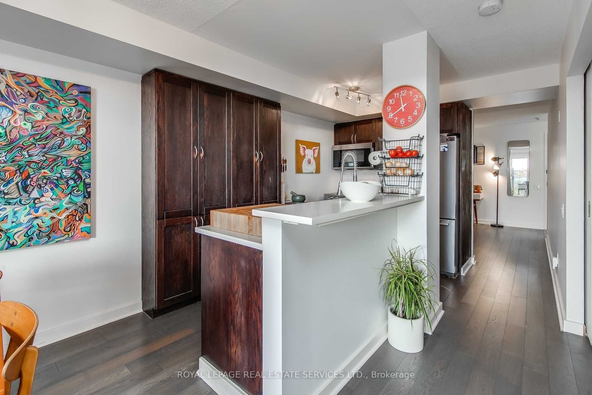 1040 The Queensway N/a 313 Property Photo 15