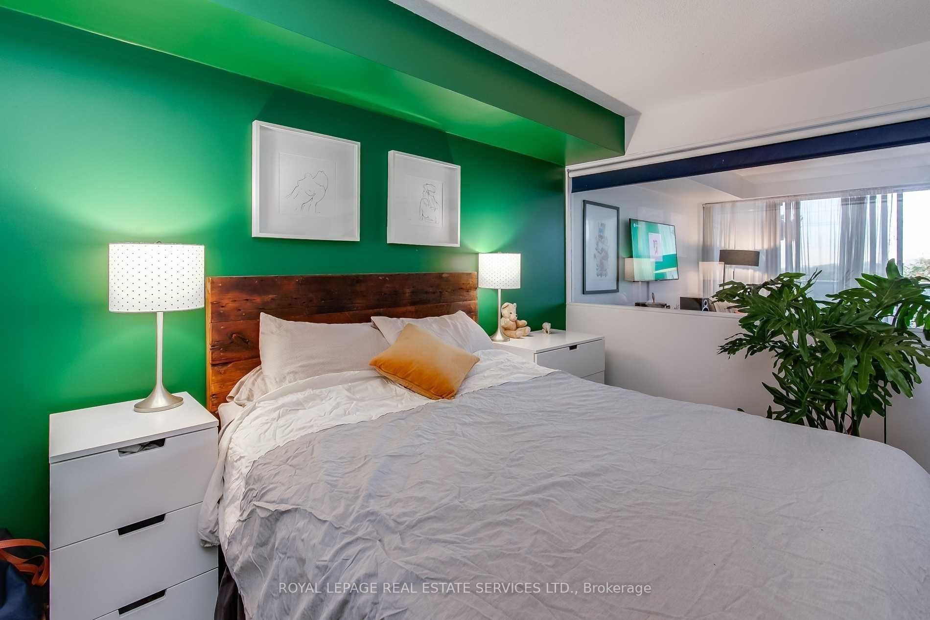 1040 The Queensway N/a 313 Property Photo 21