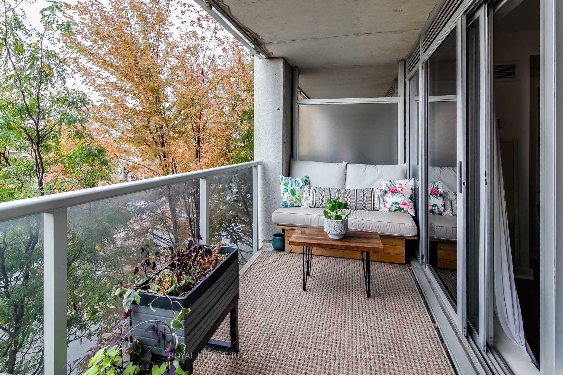 1040 The Queensway N/a 313 Property Photo 24