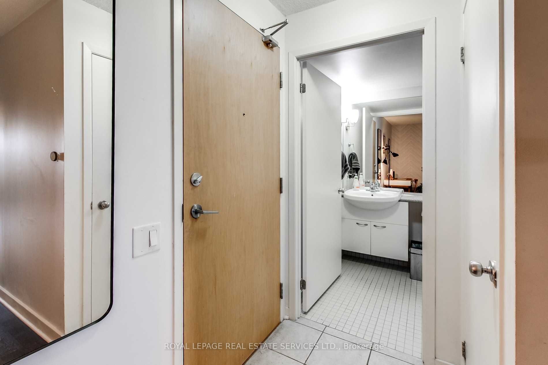 1040 The Queensway N/a 313 Property Photo 25