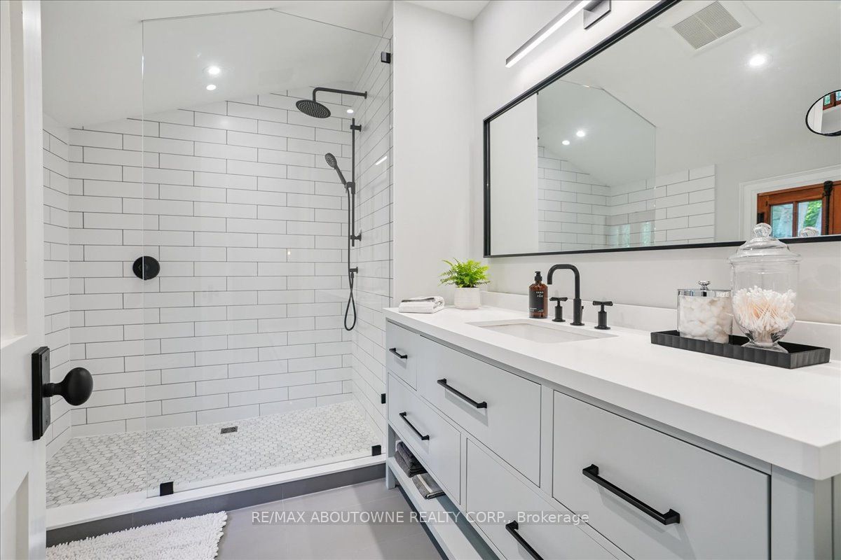 5031 Lakeshore Road Property Photo 28