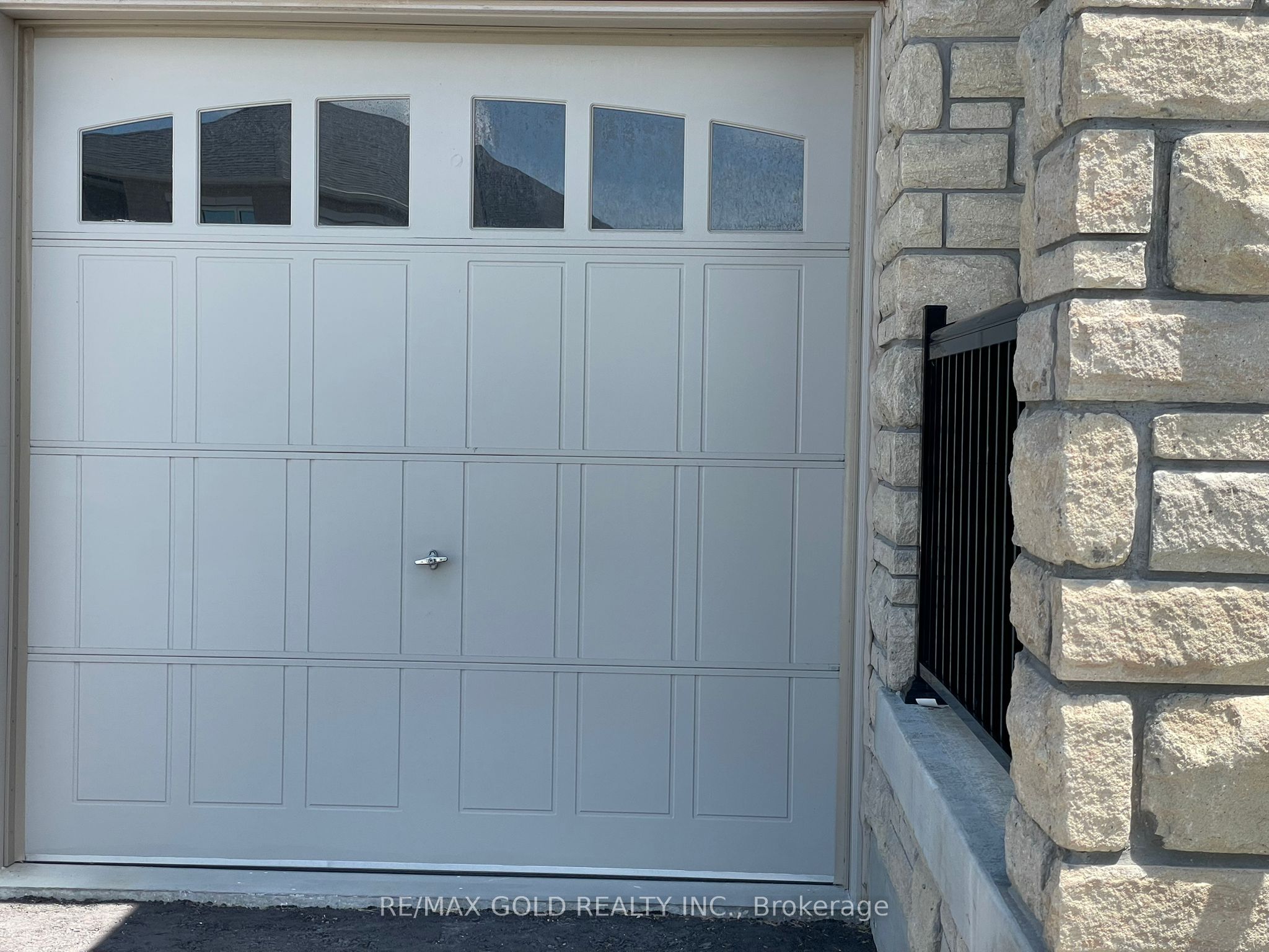 31 Dolomite Drive Property Photo 5