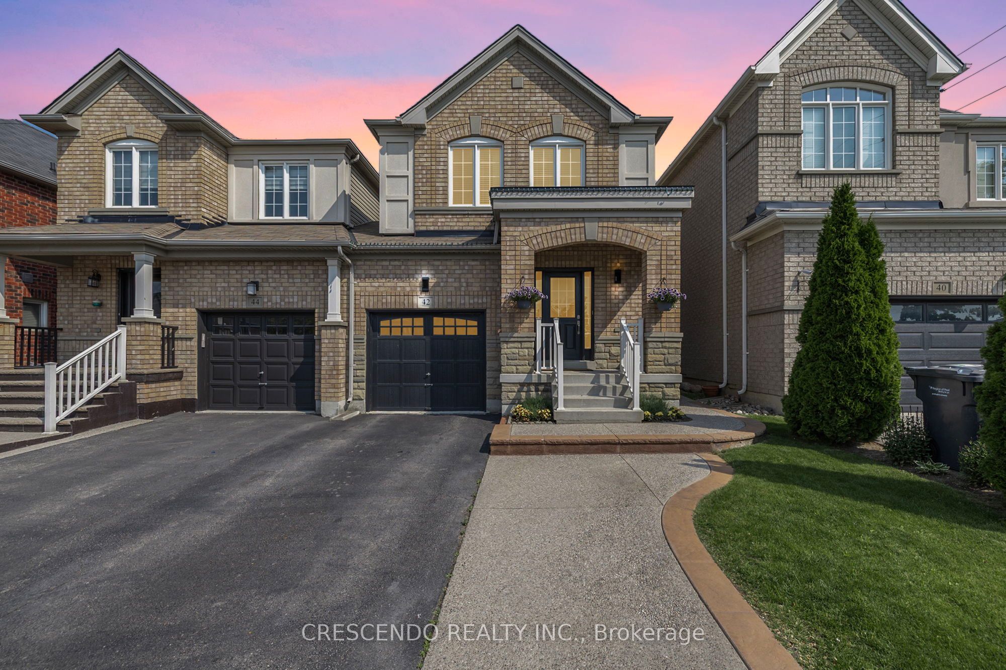42 Napoleon Cres Property Photo 1