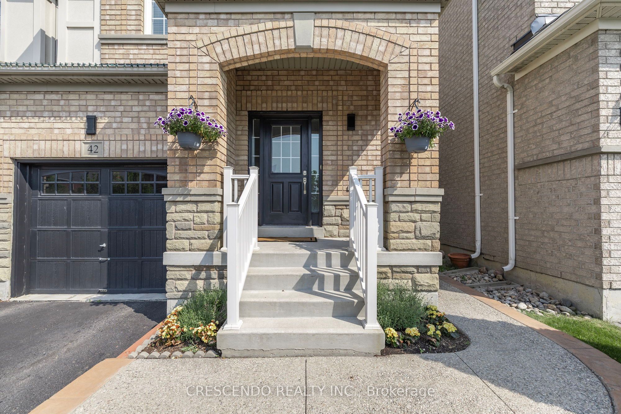 42 Napoleon Crescent Property Photo 3