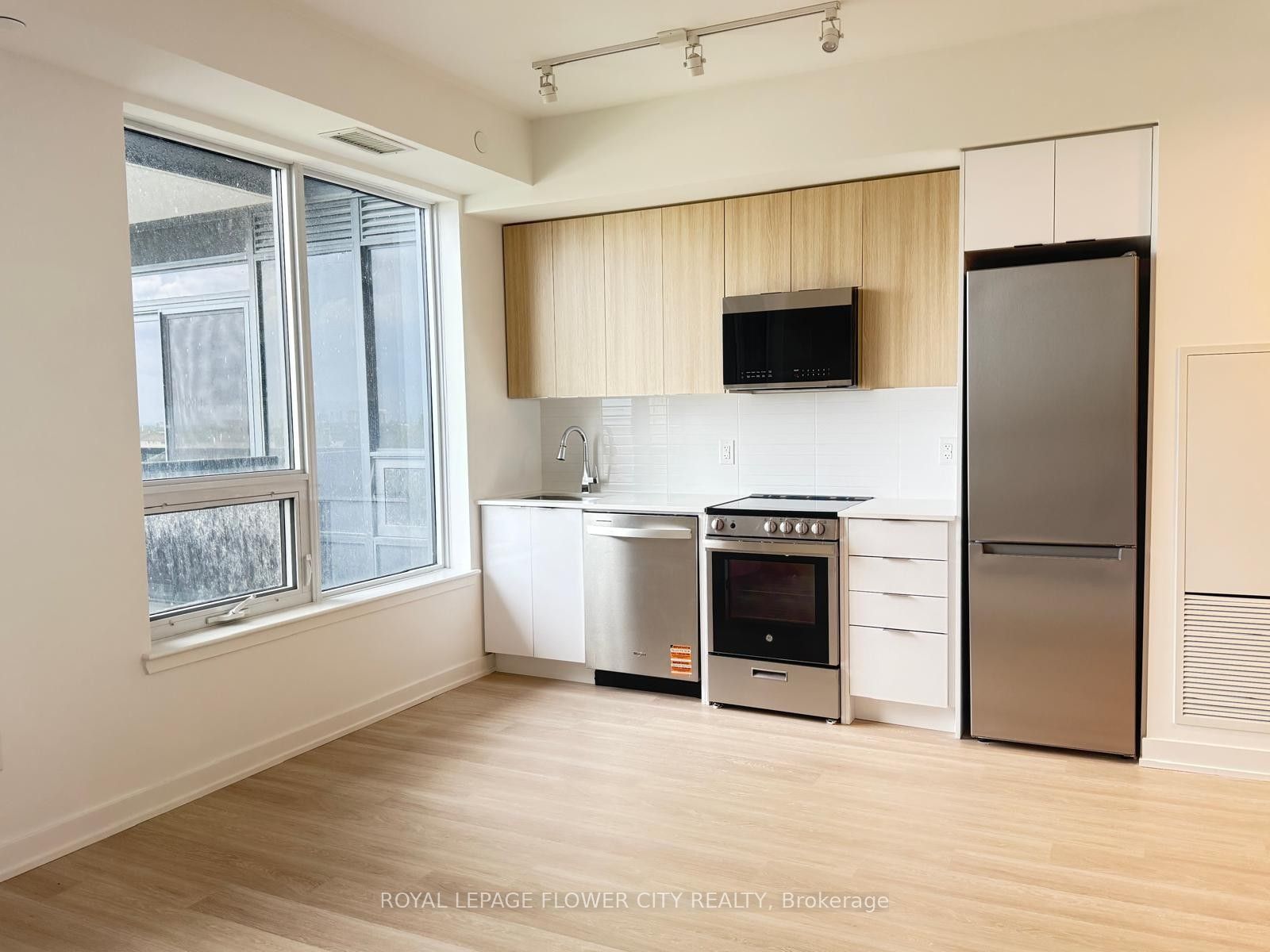 #539 - 5105 Hurontario Street Property Photo 1