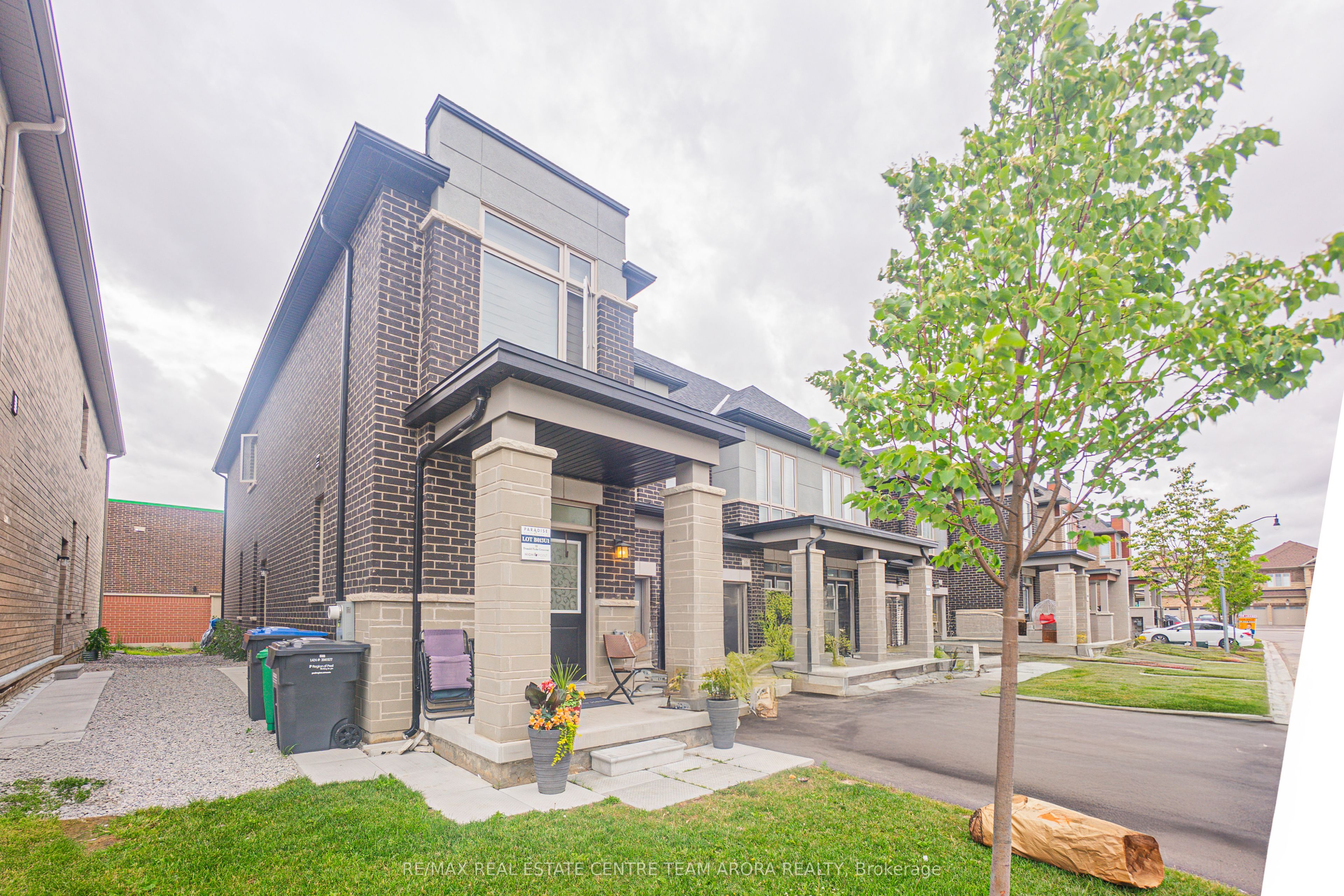 18 Donald Ficht Crescent Property Photo 2