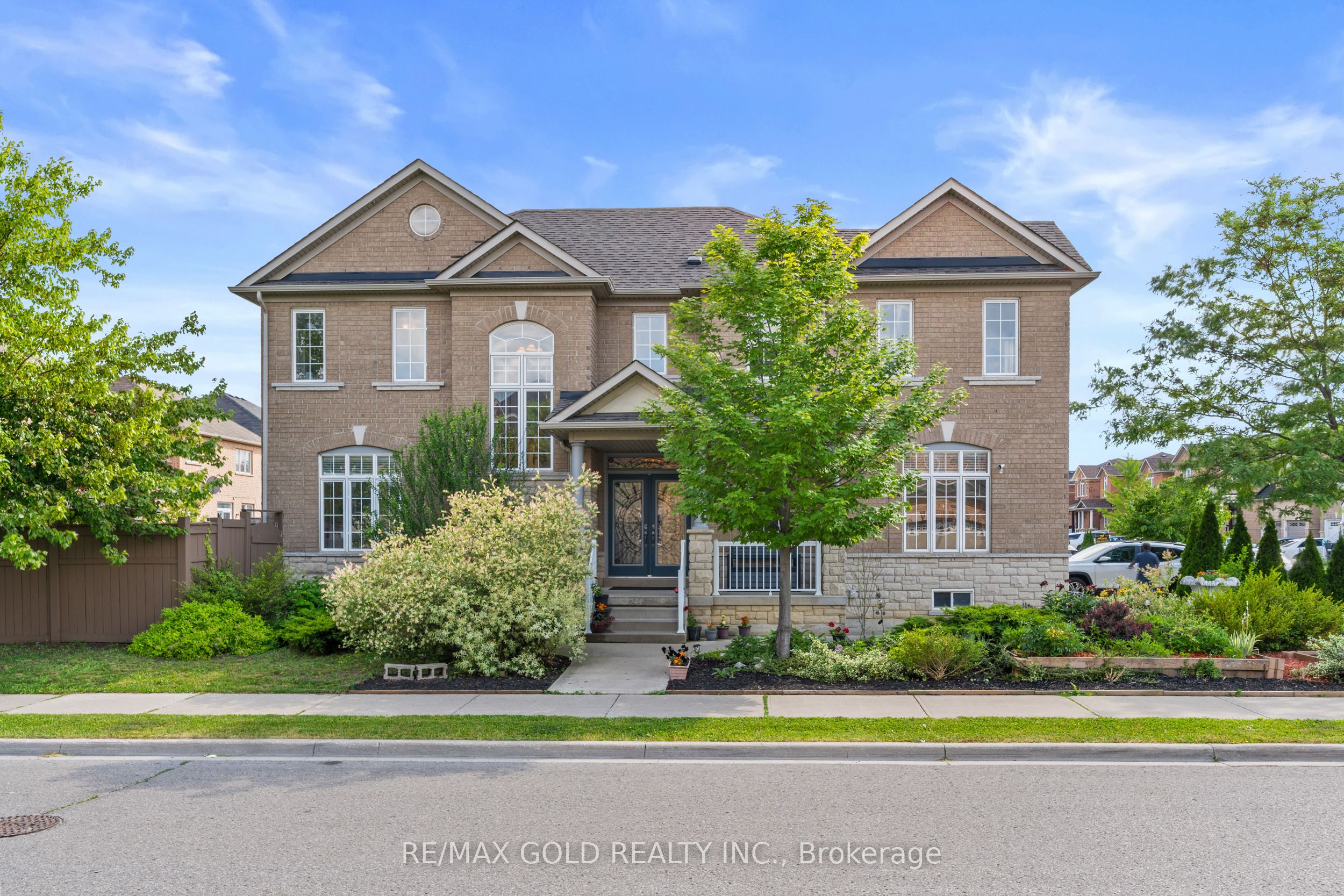 24 Kootenay Pl Property Photo 1