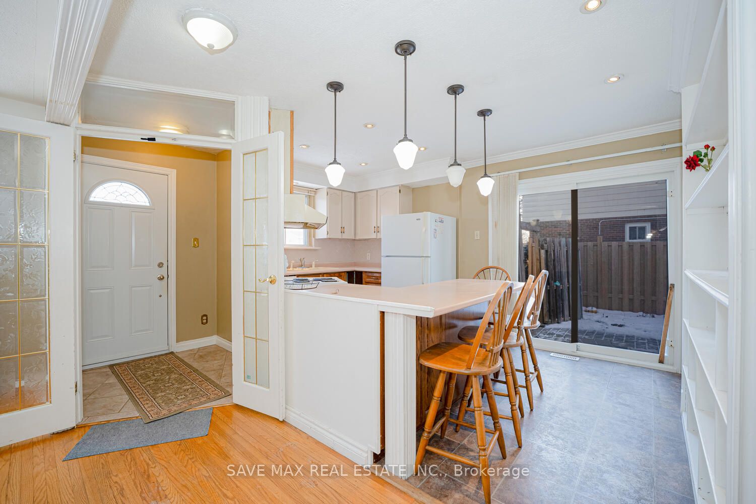 102 Sutherland Avenue Property Photo 9