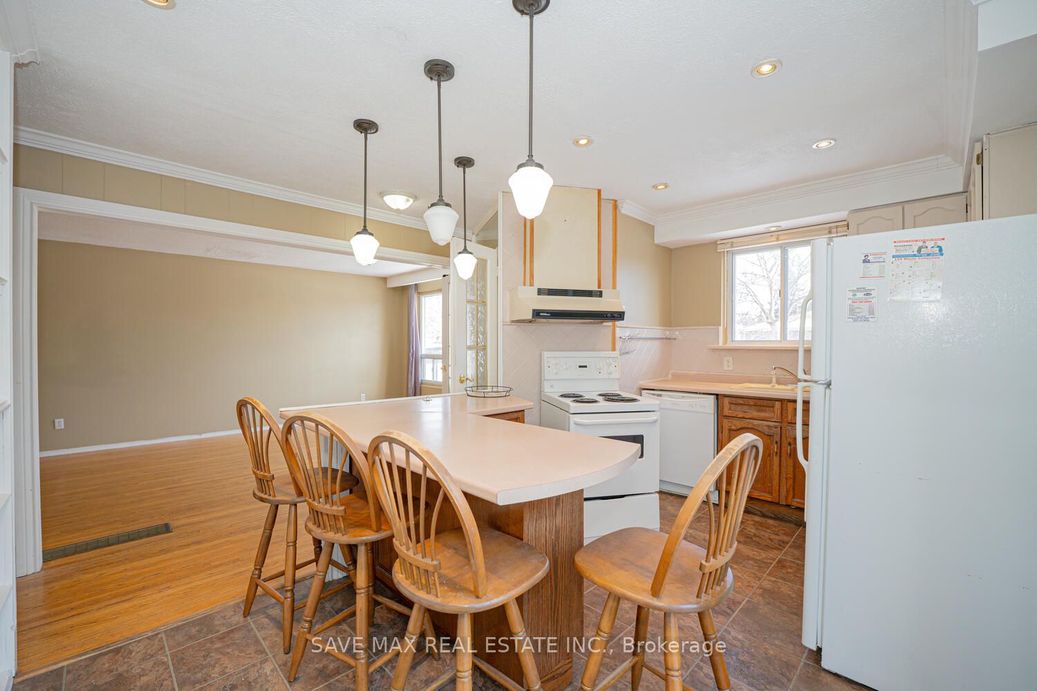 102 Sutherland Avenue Property Photo 10