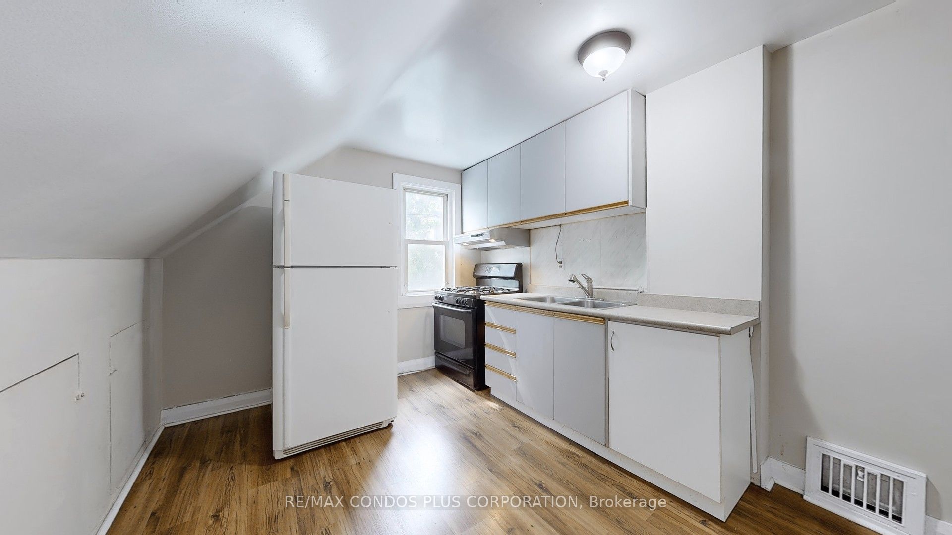 509 Lakeshore Road W Property Photo 20
