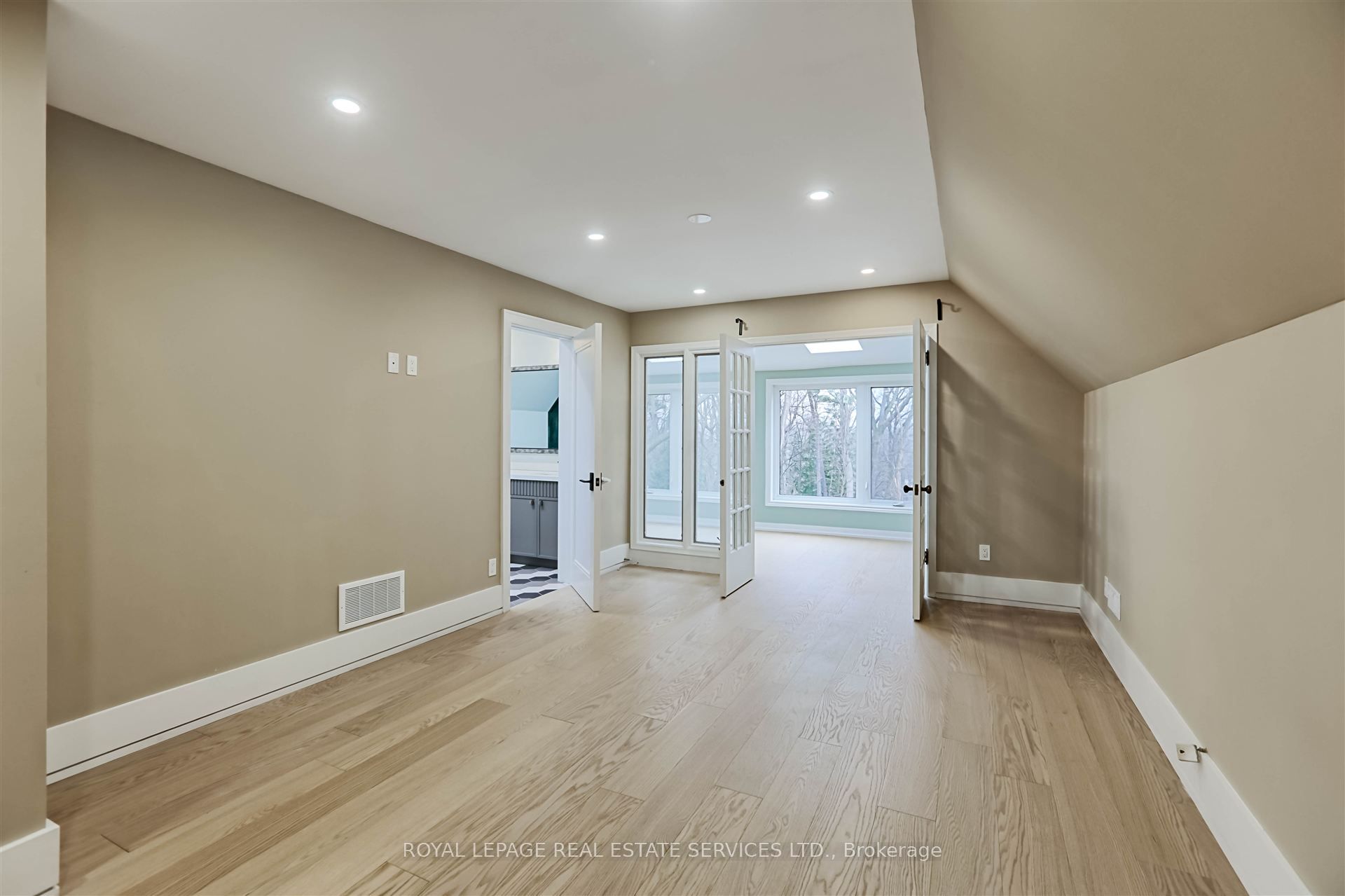 324 Riverside Drive Property Photo 25