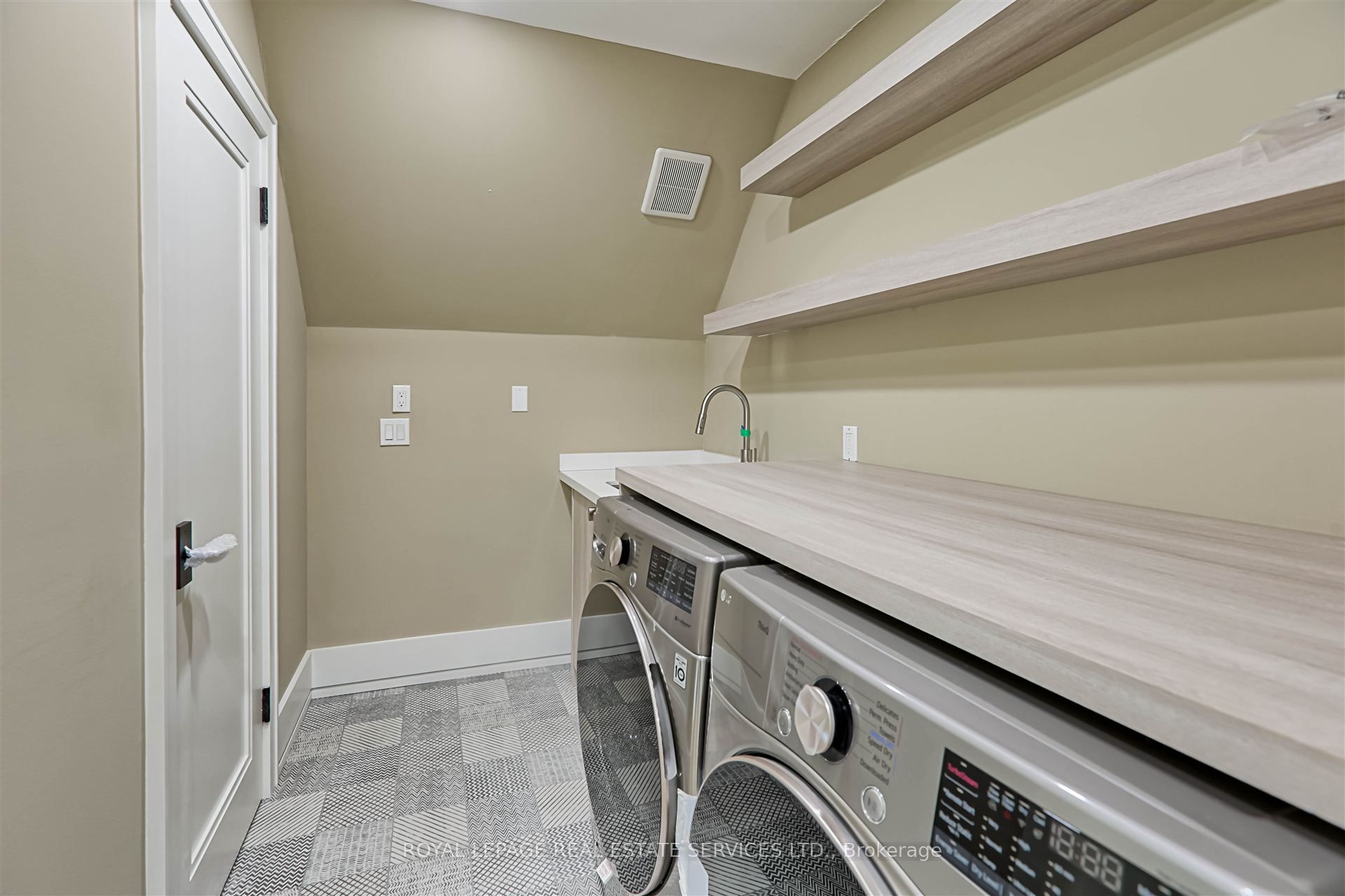 324 Riverside Drive Property Photo 35