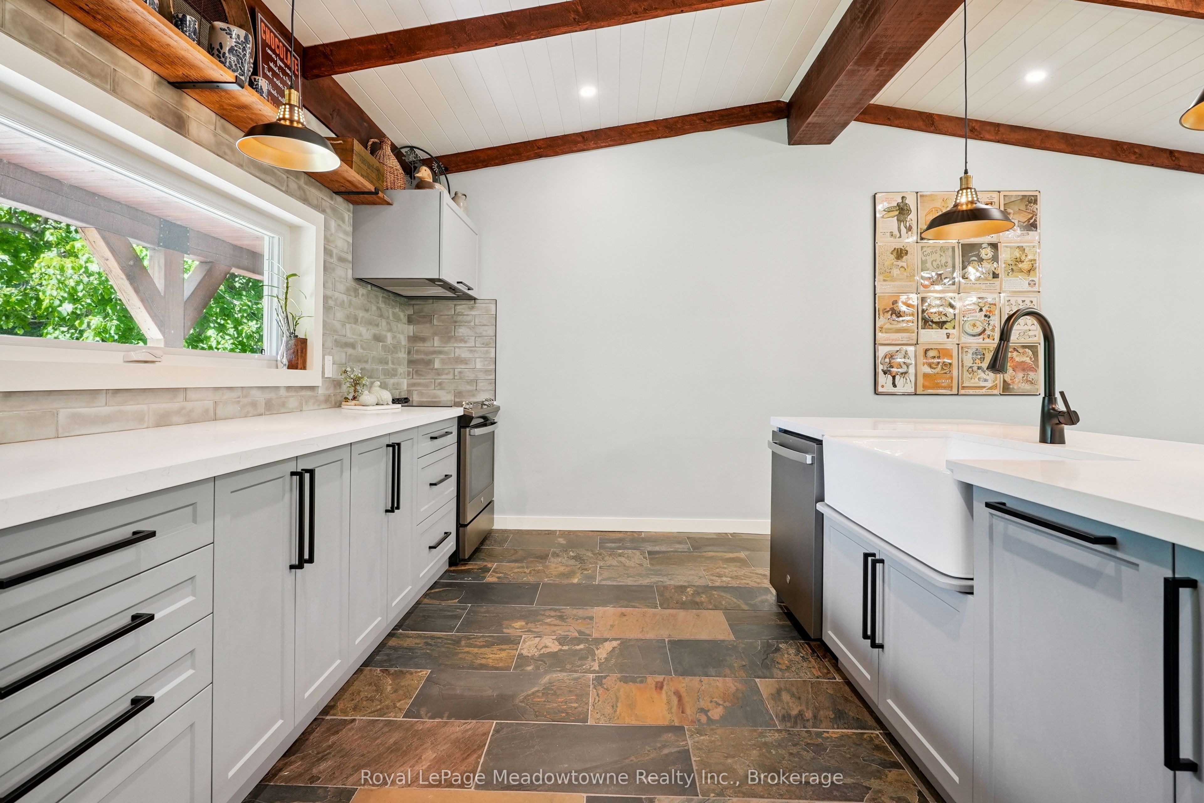 9878 15 Side Road Property Photo 12