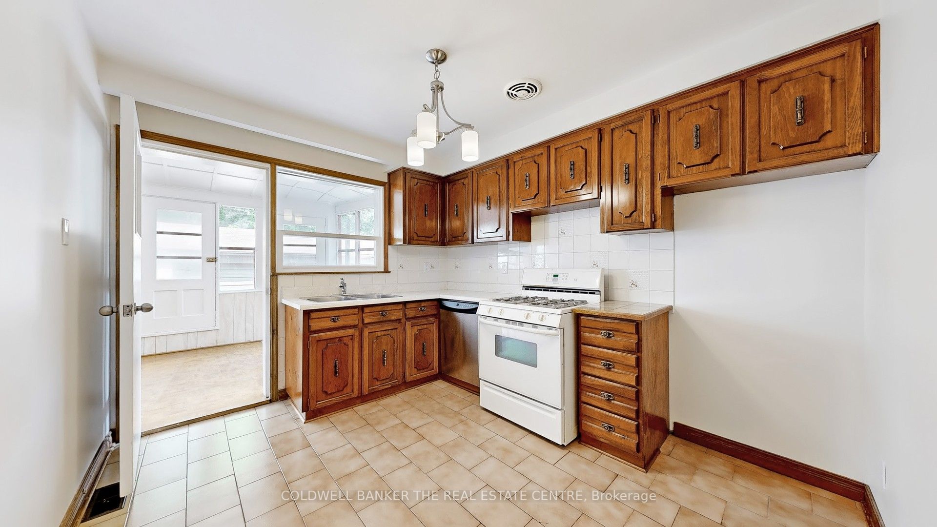 947 Saint Clarens Avenue Property Photo 7