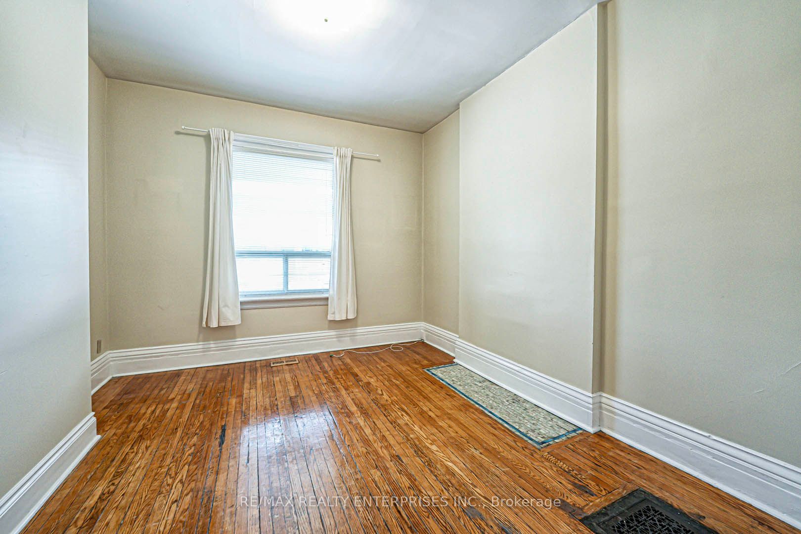 914 Dovercourt Road Property Photo 6