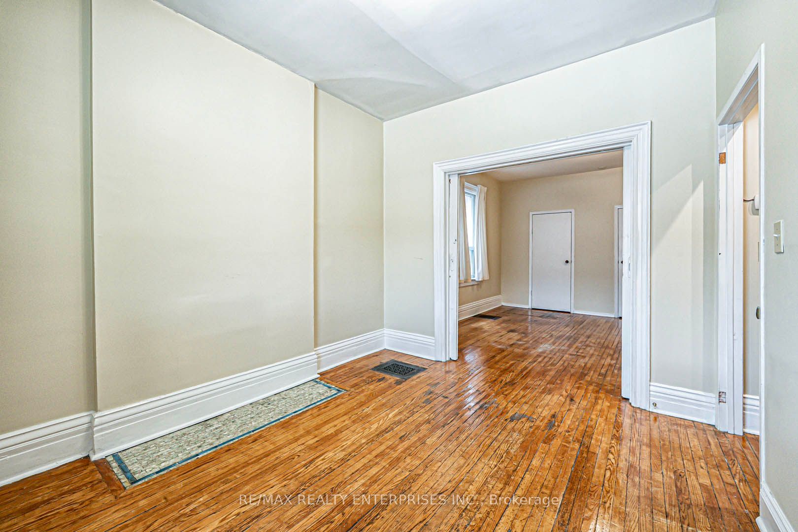 914 Dovercourt Road Property Photo 7