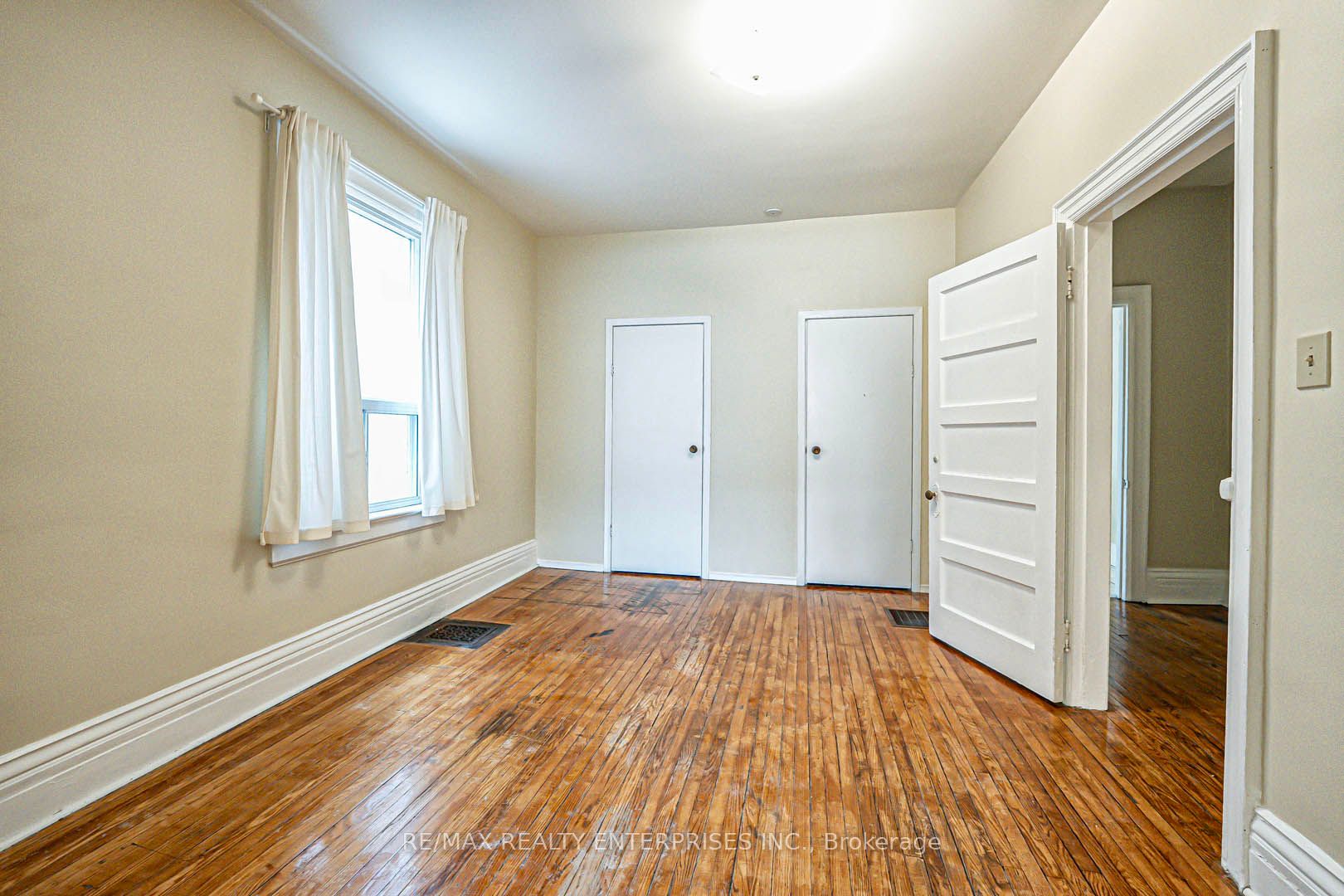 914 Dovercourt Road Property Photo 8