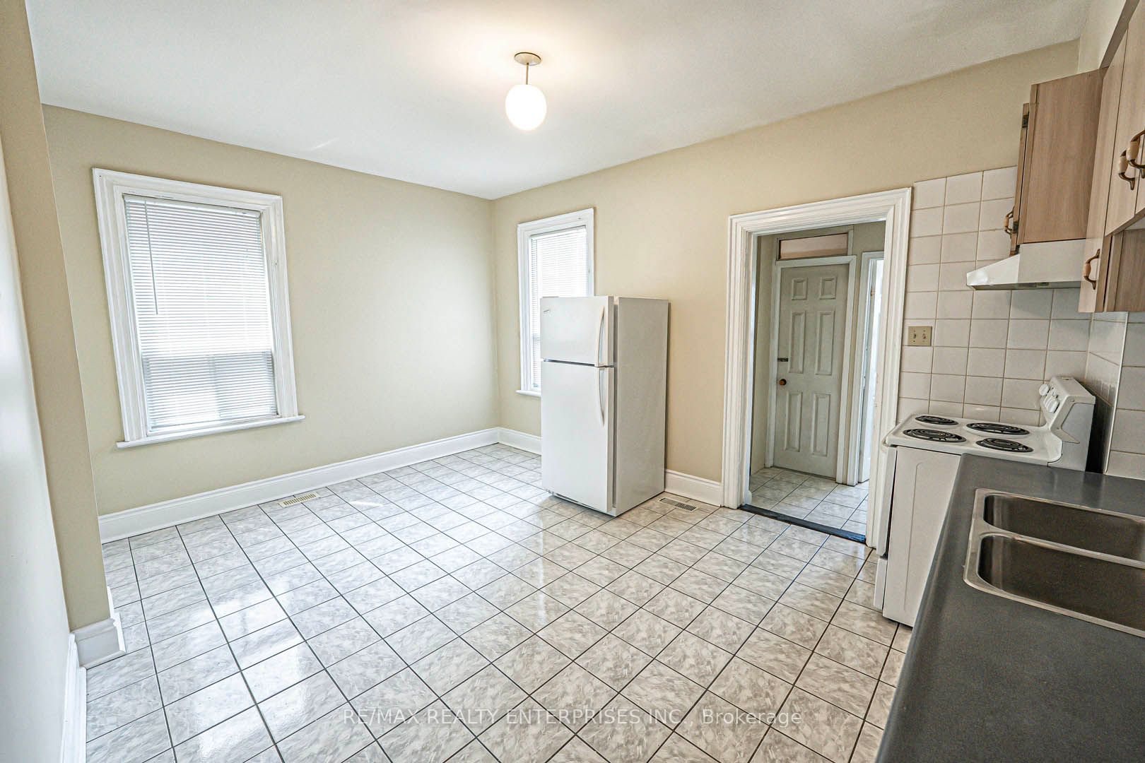 914 Dovercourt Road Property Photo 9