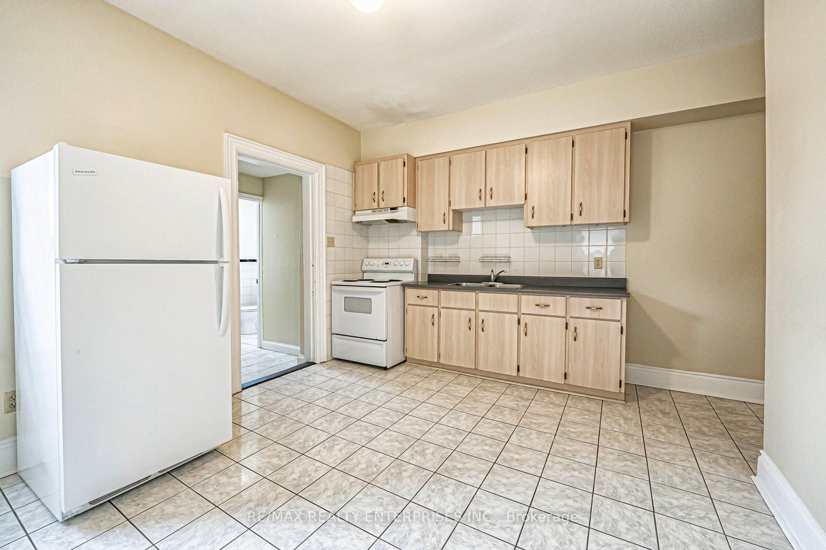 914 Dovercourt Road Property Photo 10