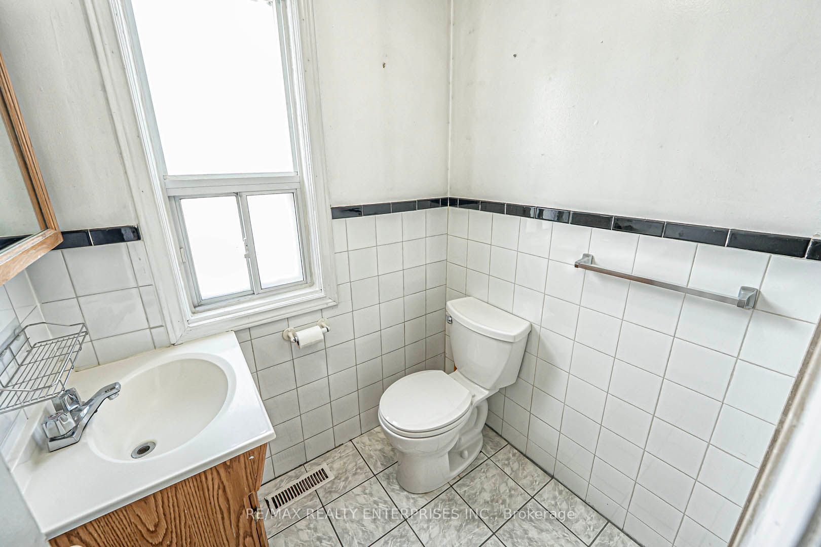 914 Dovercourt Road Property Photo 11