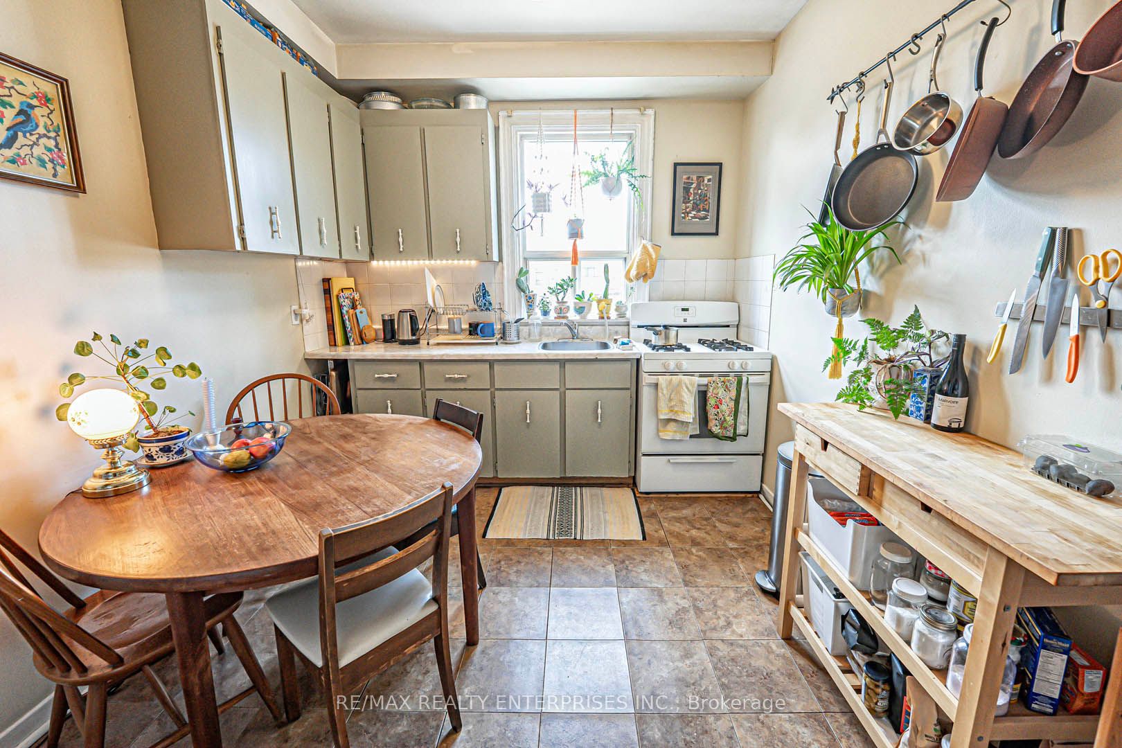 914 Dovercourt Road Property Photo 16