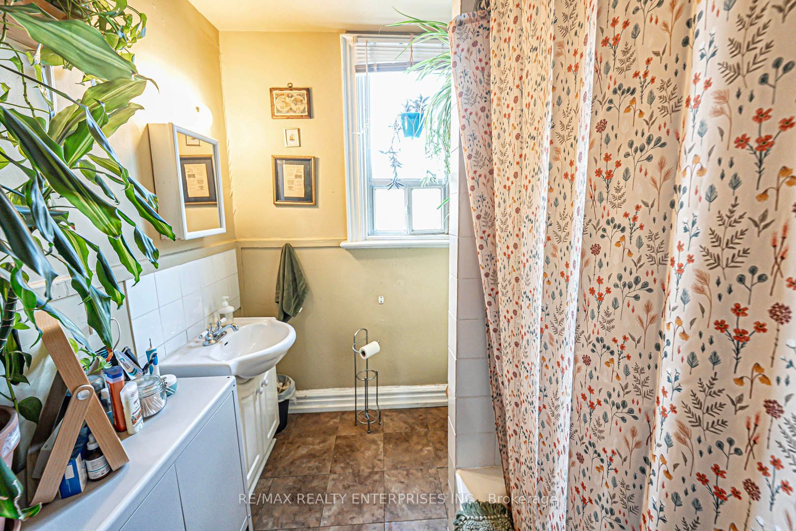 914 Dovercourt Road Property Photo 19