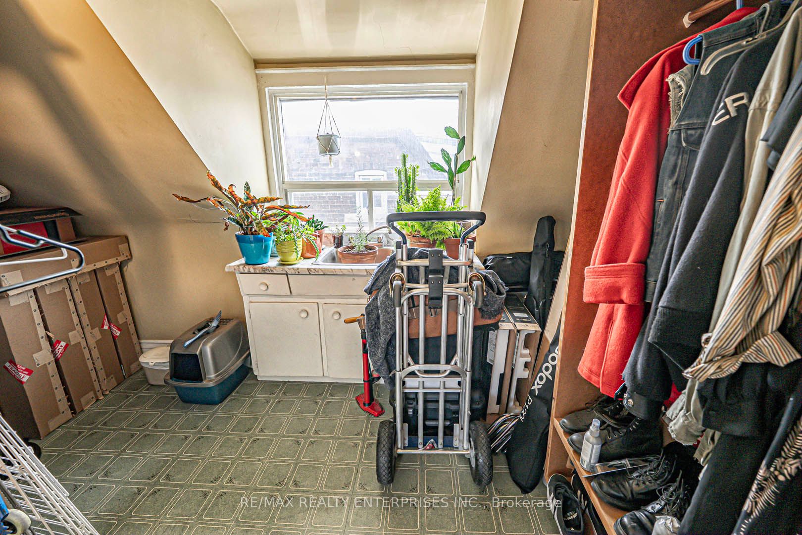 914 Dovercourt Road Property Photo 24