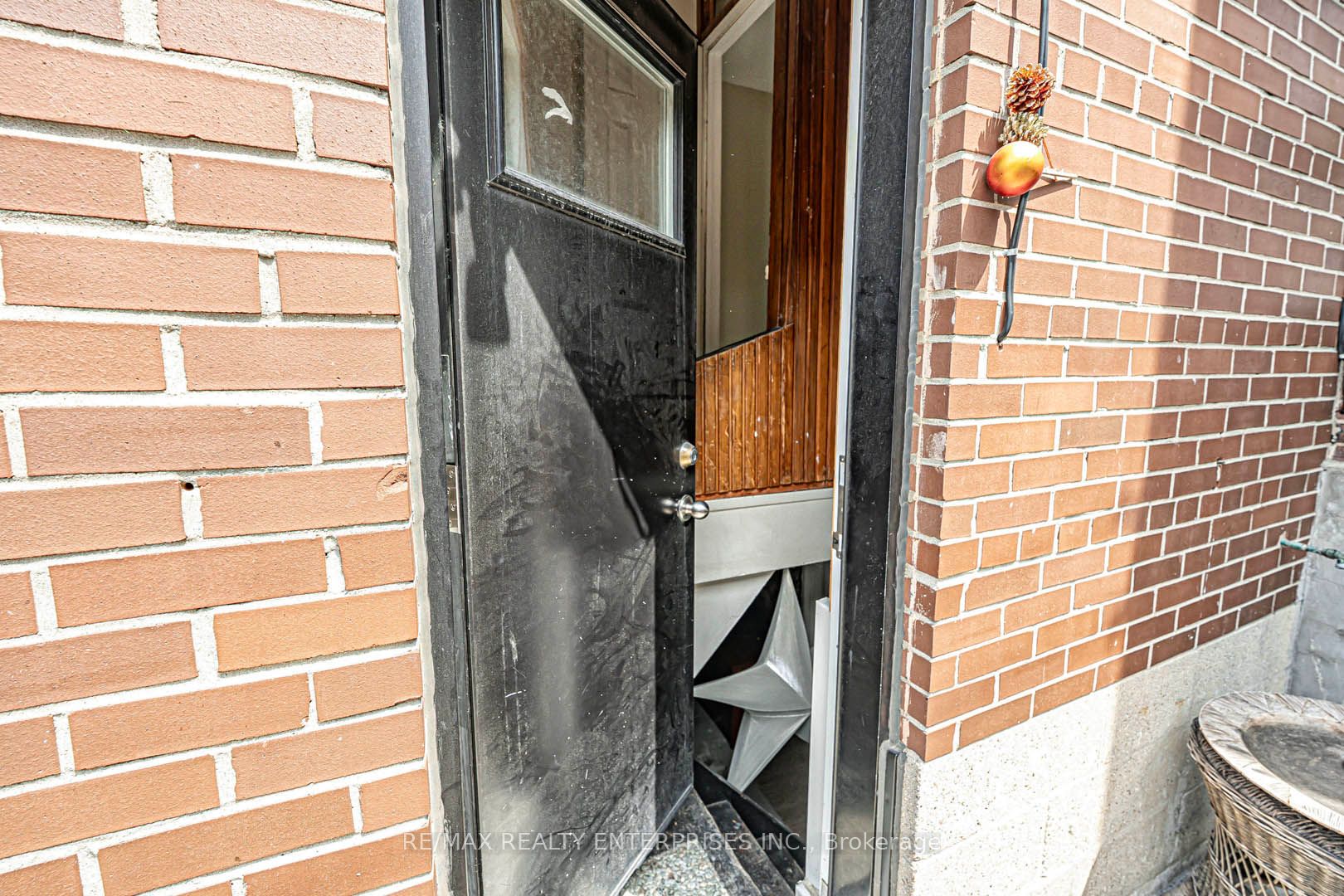 914 Dovercourt Road Property Photo 27