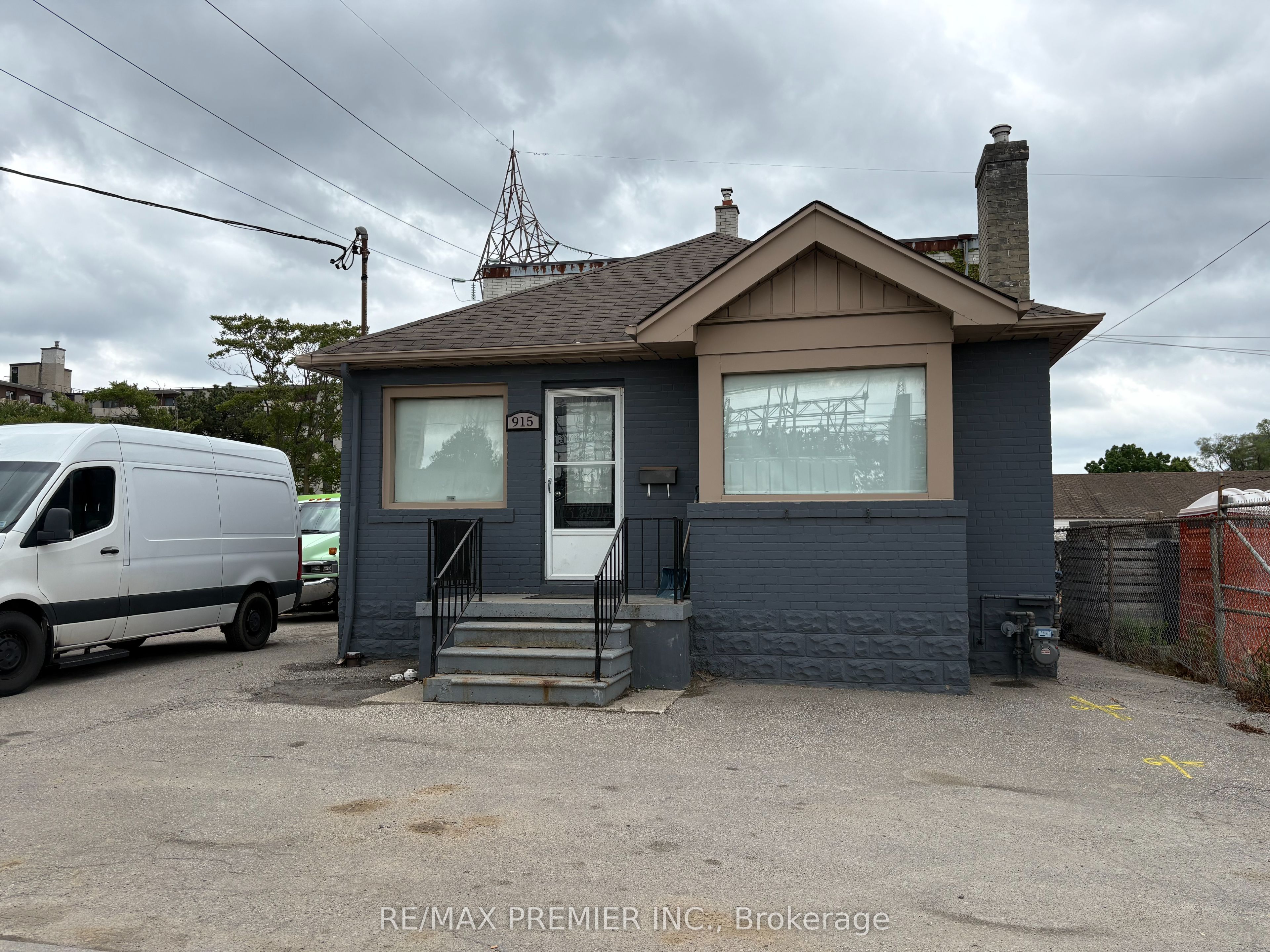 915 Roselawn Avenue Property Photo 1