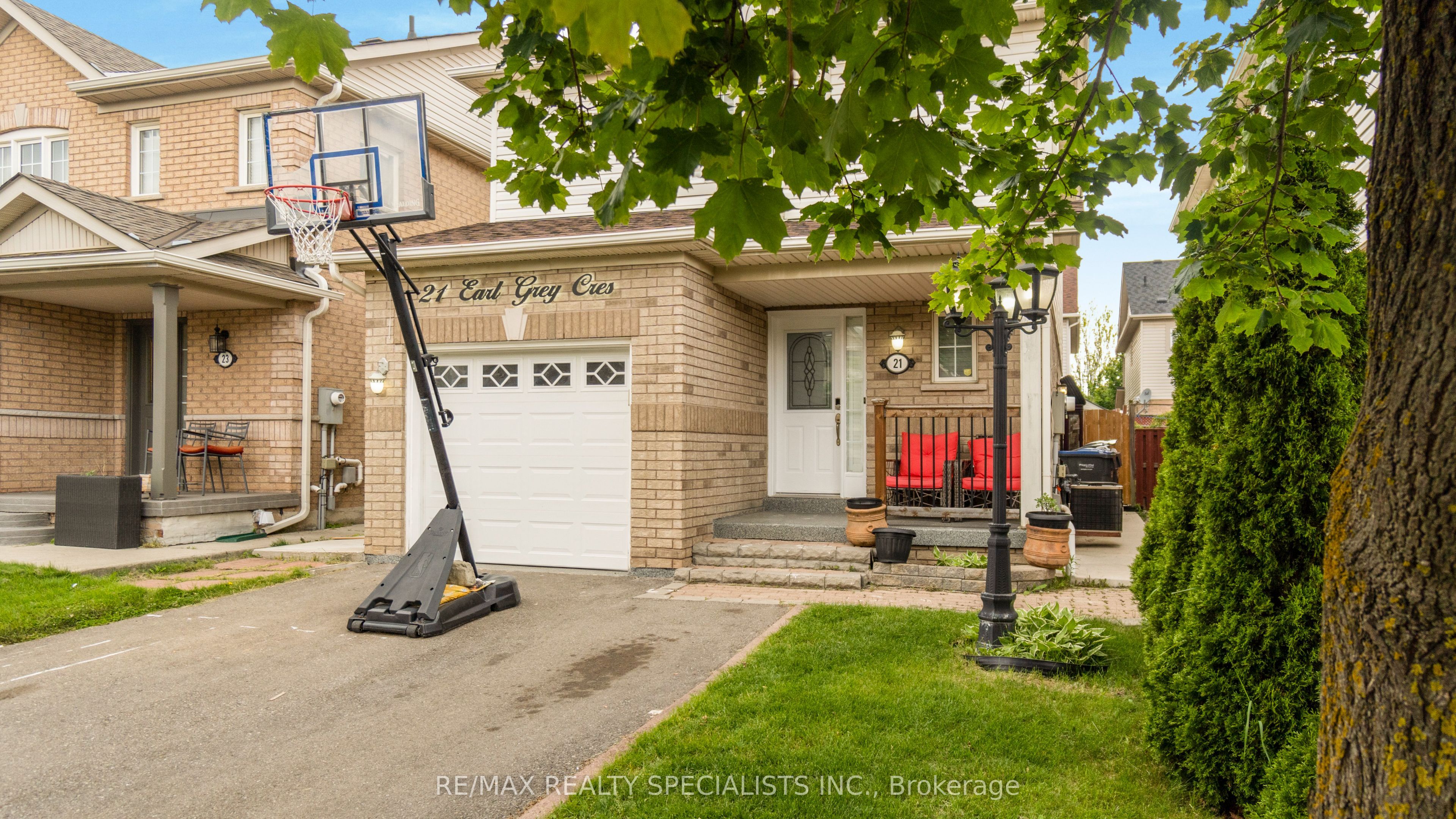 21 EARL GREY Crescent Property Photo 1
