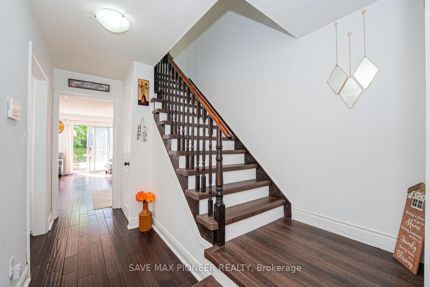 228 Lech Walesa Drive Property Photo 14