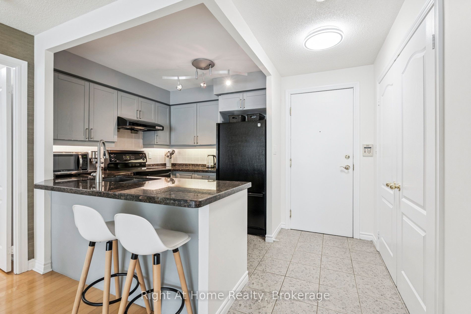 2111 Lake Shore Boulevard W 605 Property Photo 6