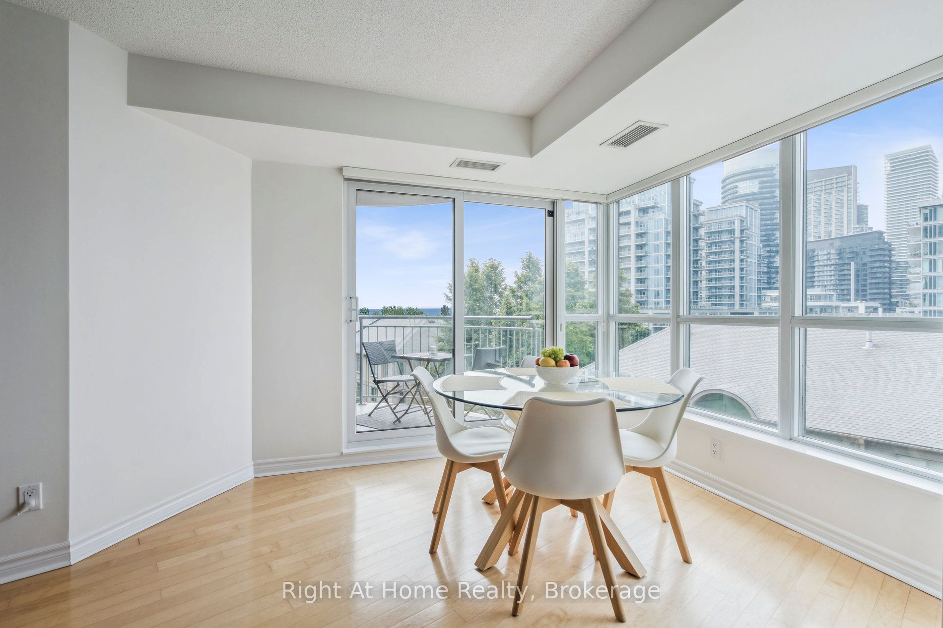 2111 Lake Shore Boulevard W 605 Property Photo 10