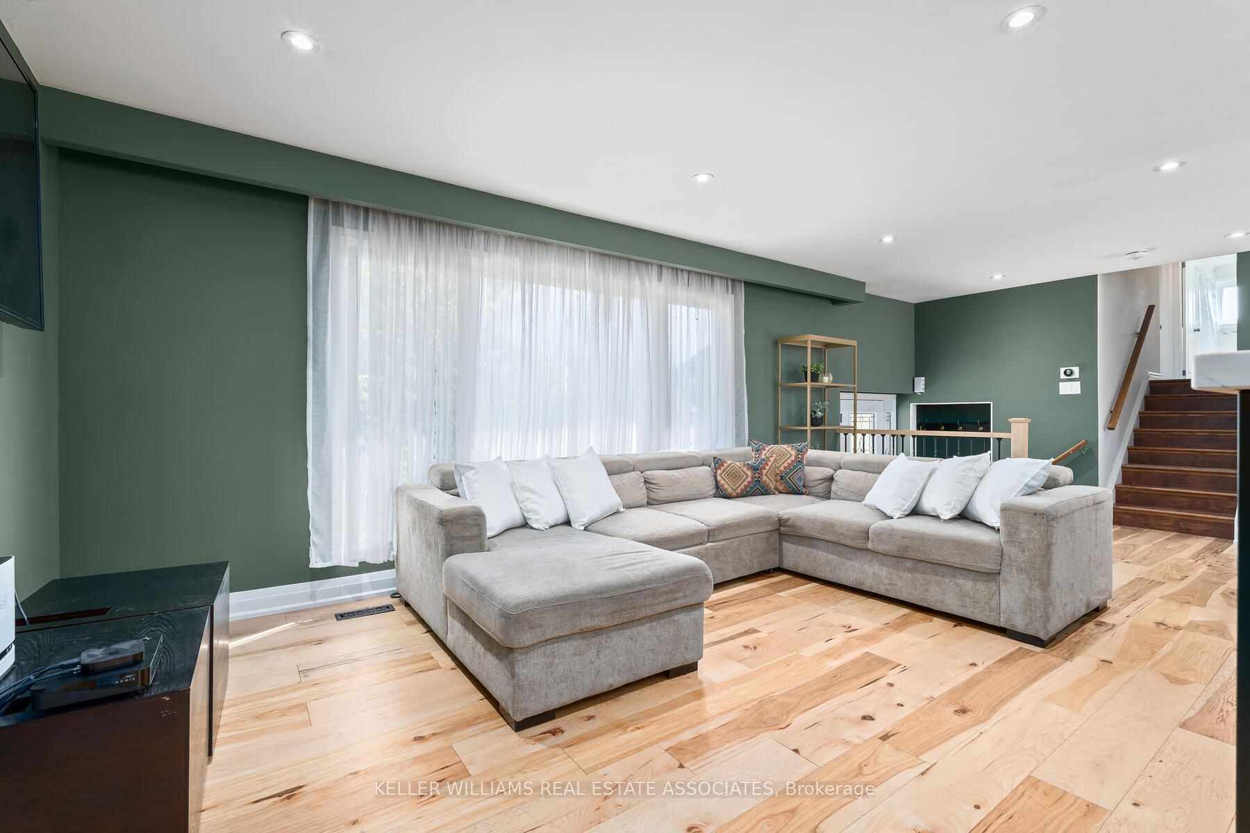 102 Moore Park Crescent Property Photo 16