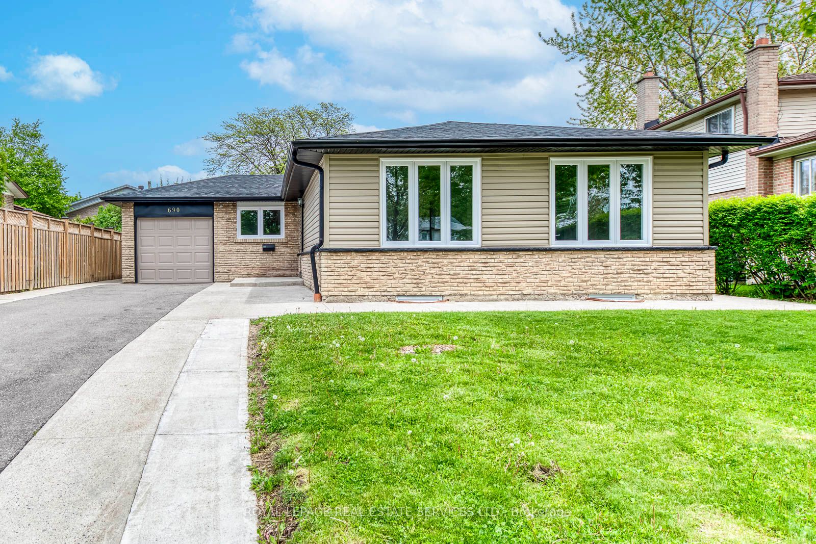 690 Mississauga Valley Boulevard Property Photo 1