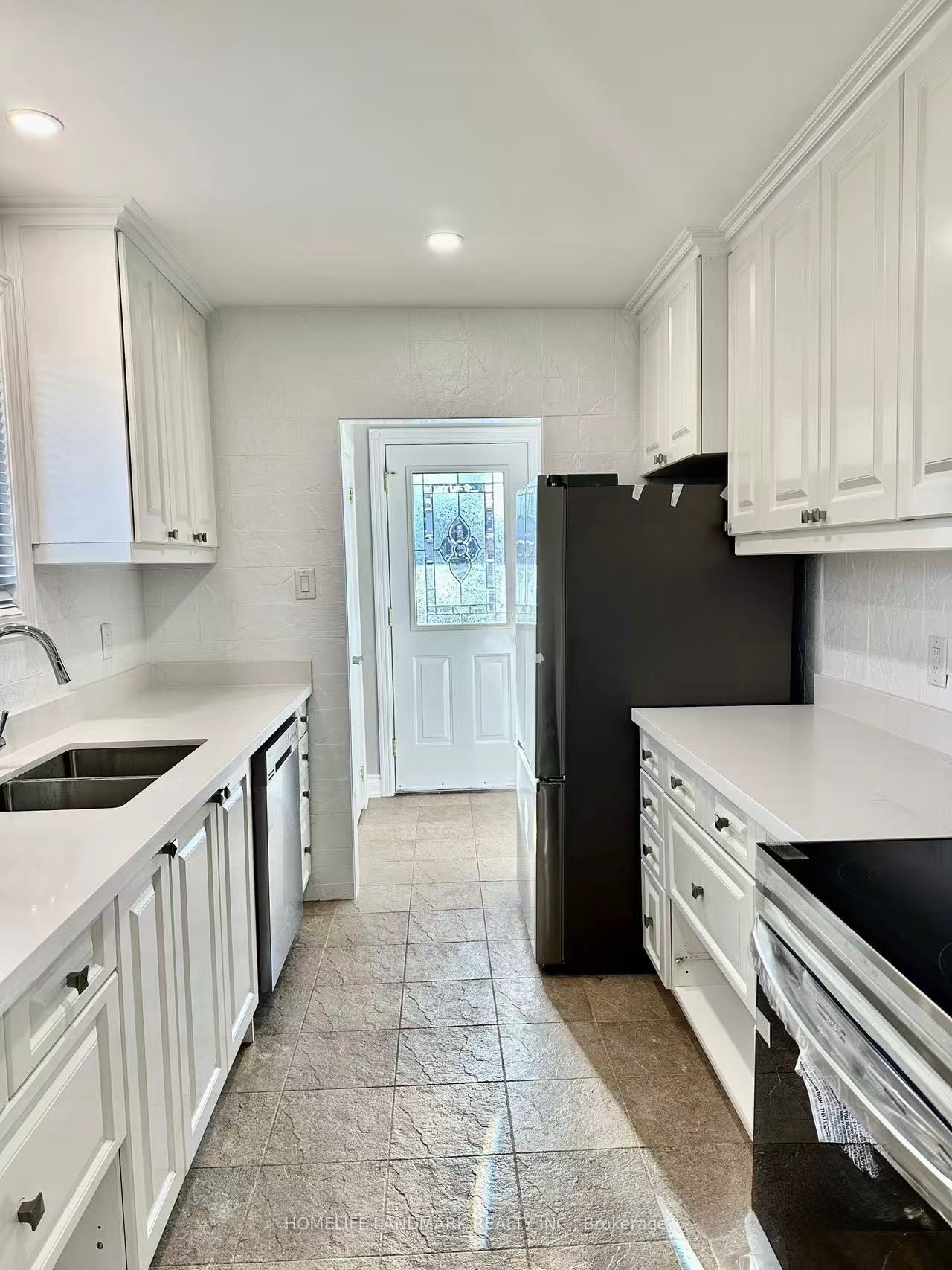2421 Speyside Drive Property Photo 3
