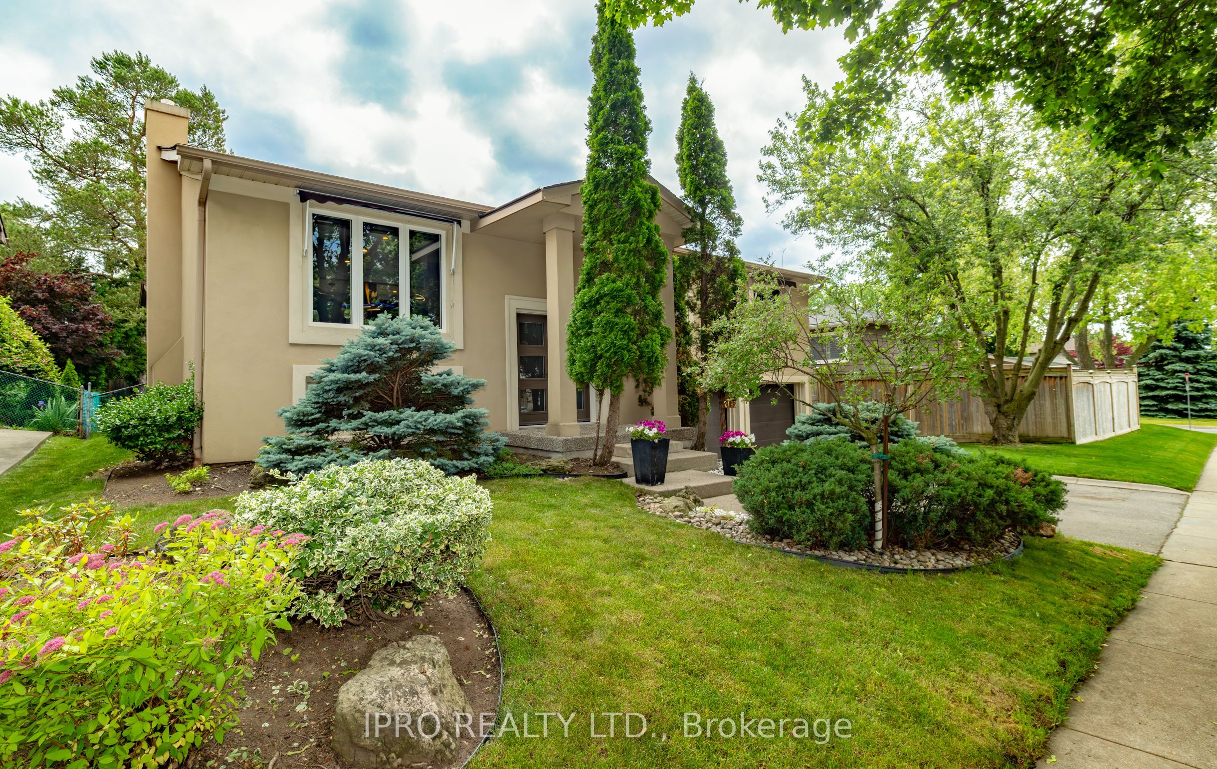 2183 Sandringham Drive Property Photo 1