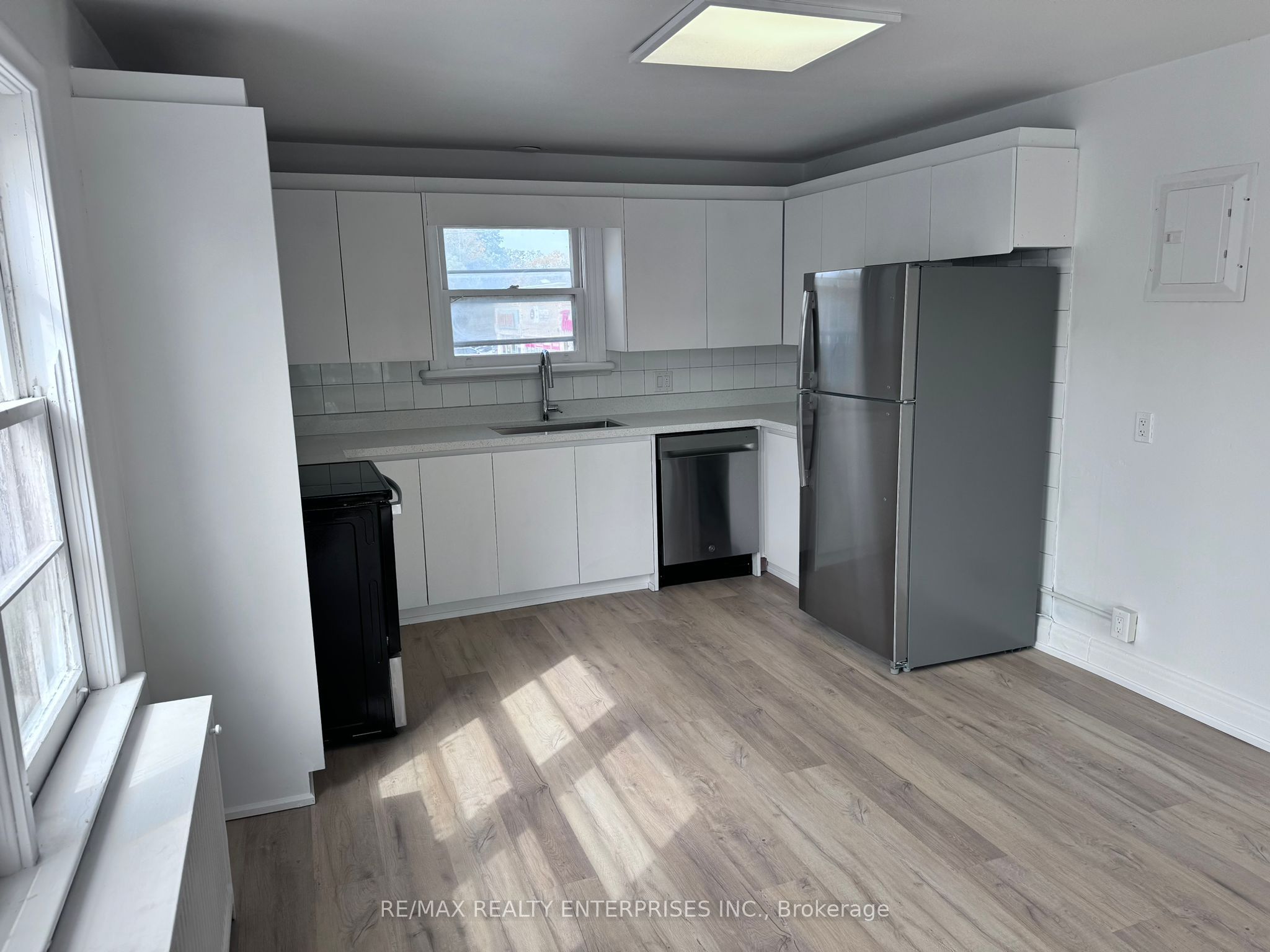 1187 Hurontario Street Property Photo 8