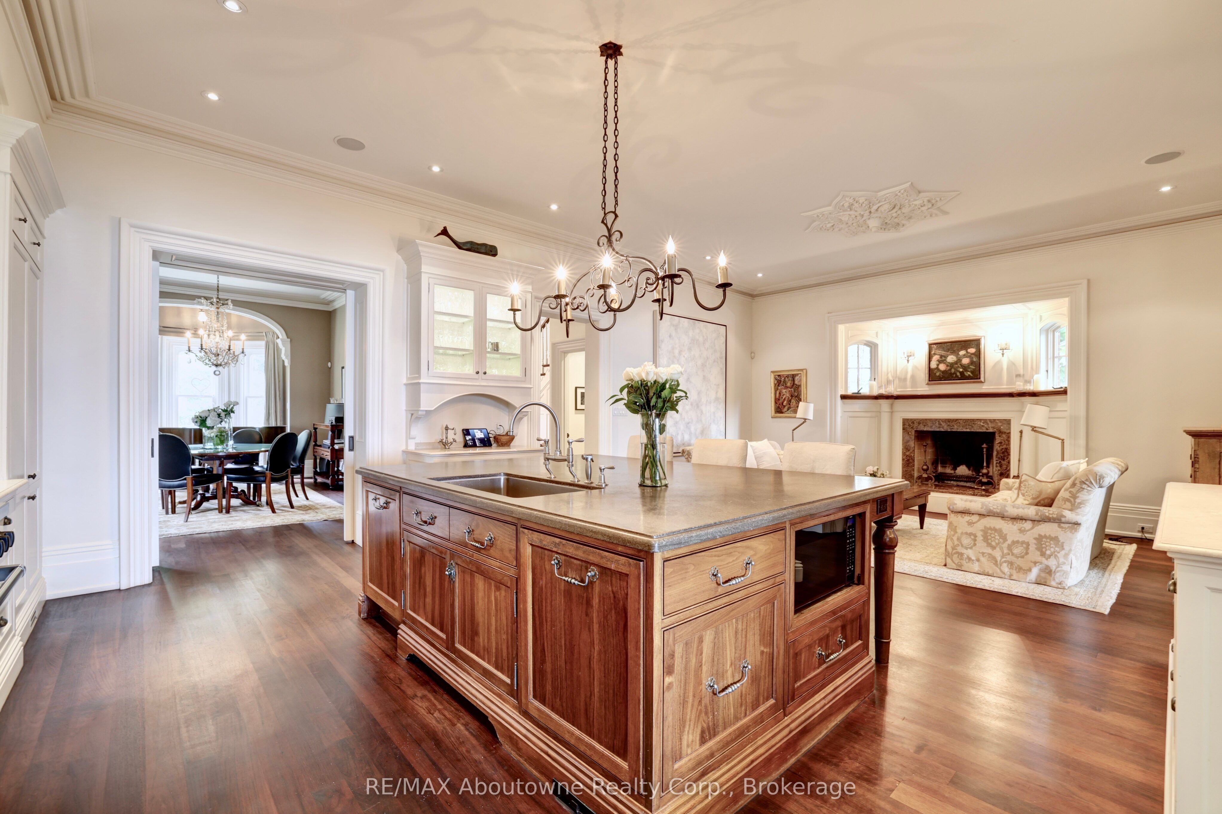 350 King Street Property Photo 8