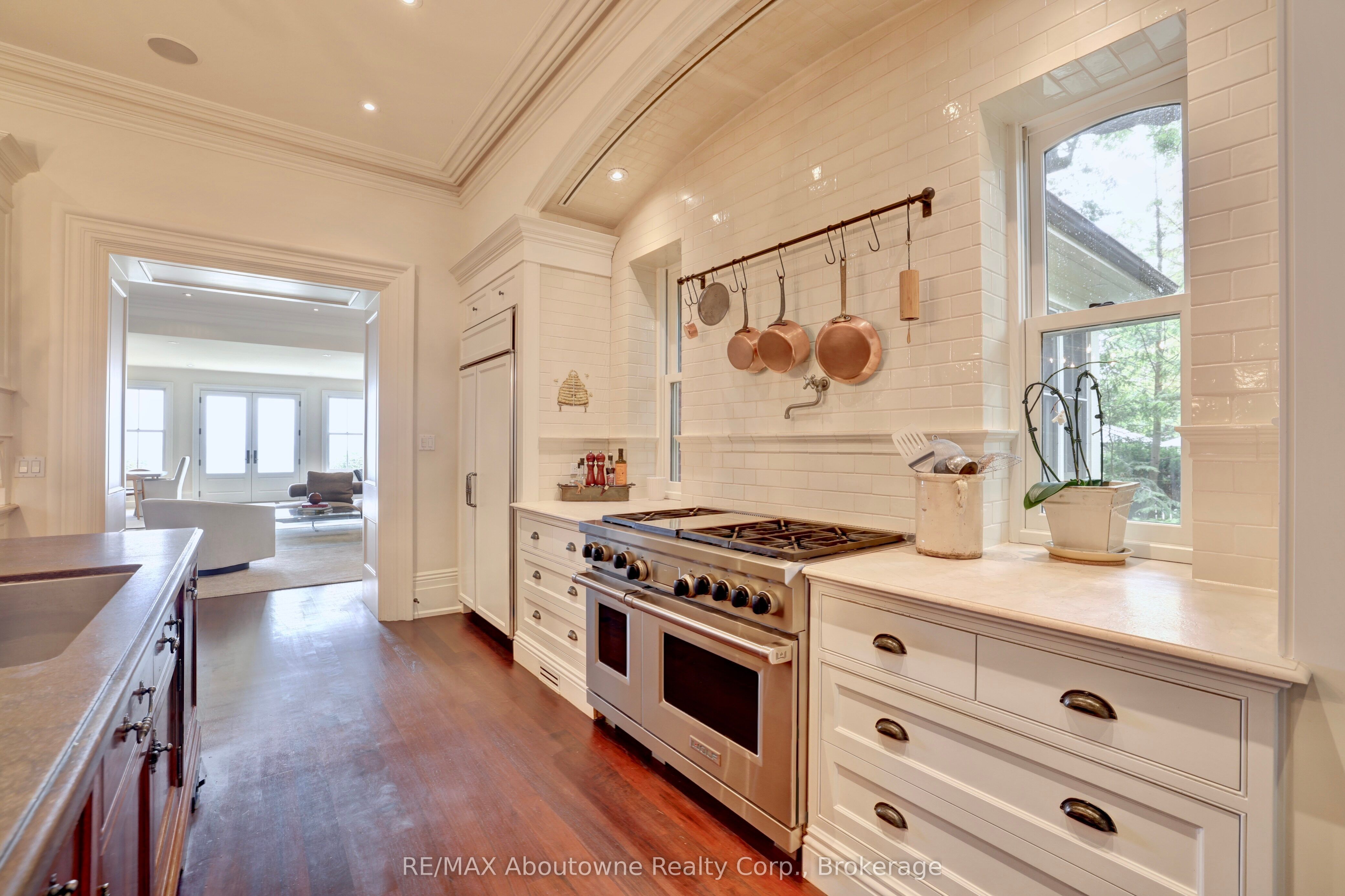 350 King Street Property Photo 9