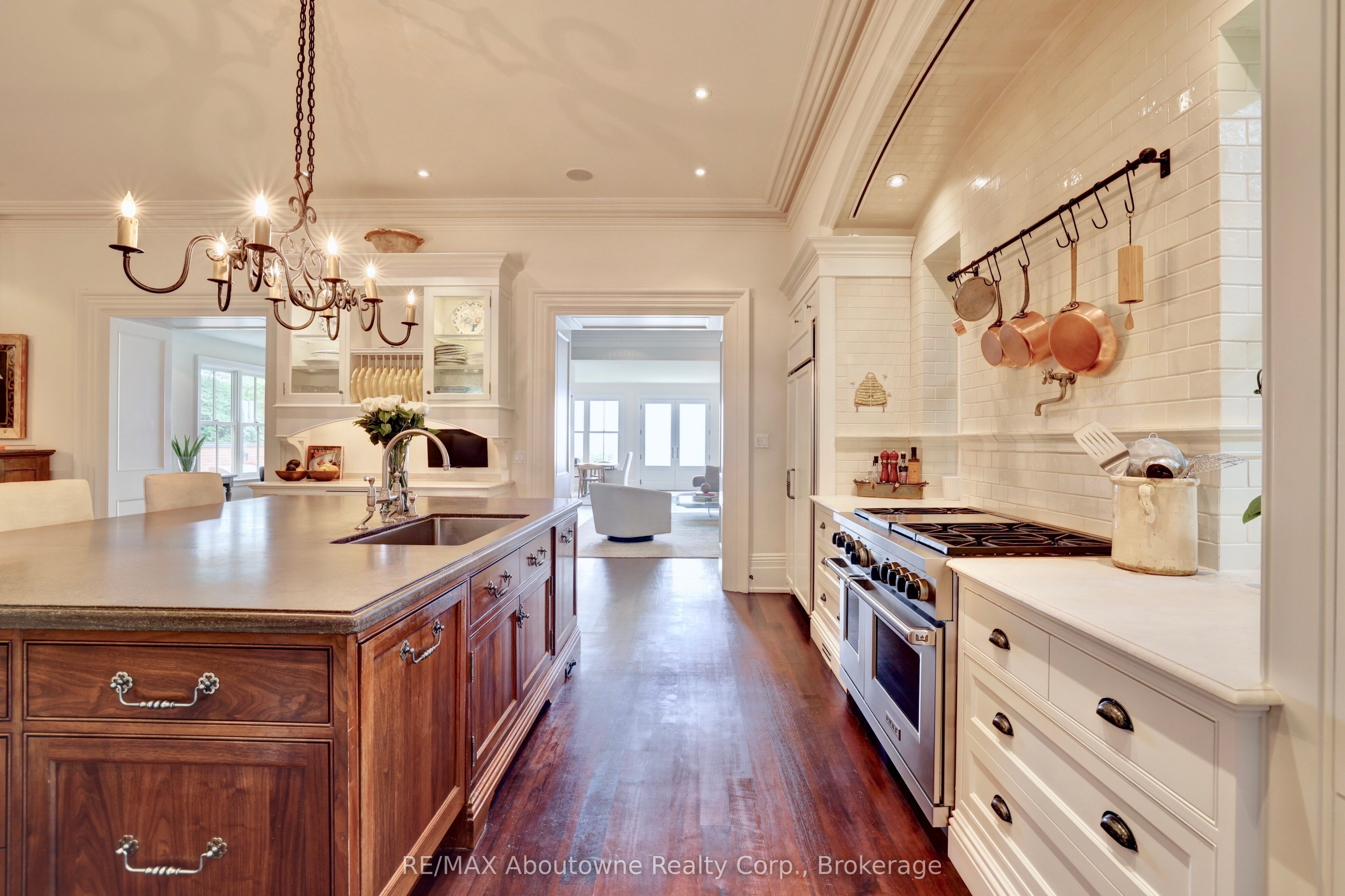 350 King Street Property Photo 10