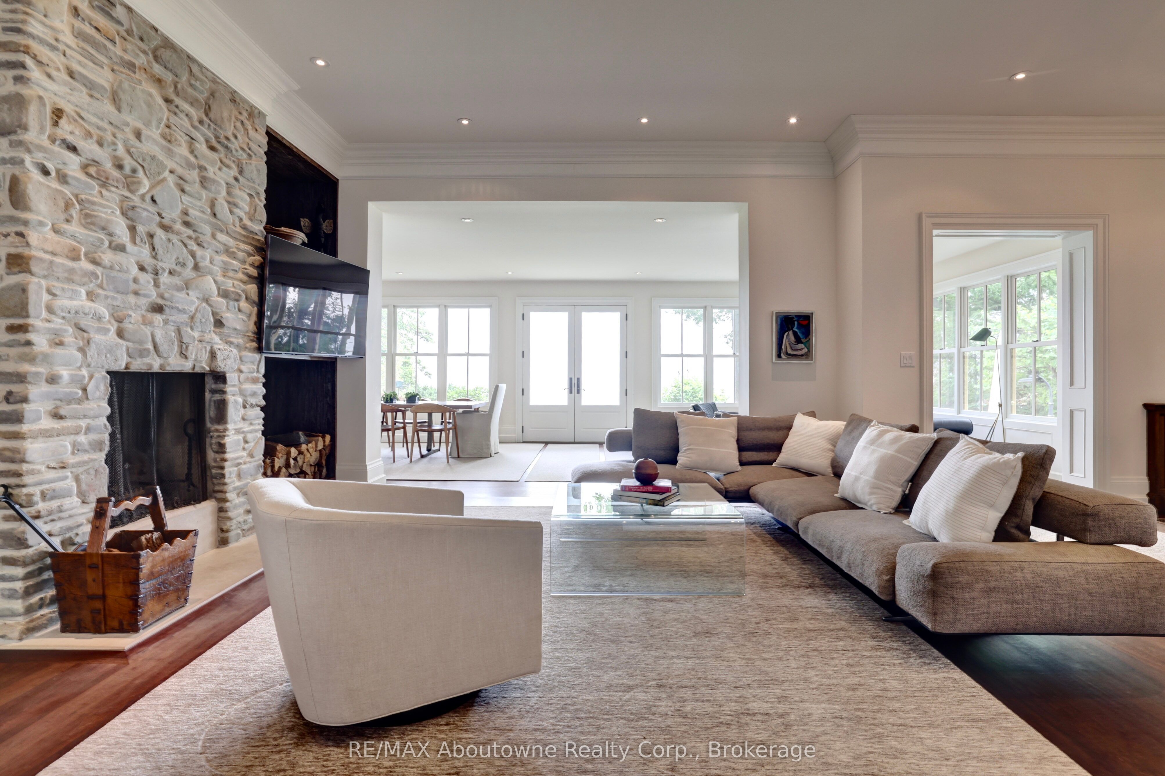 350 King Street Property Photo 17