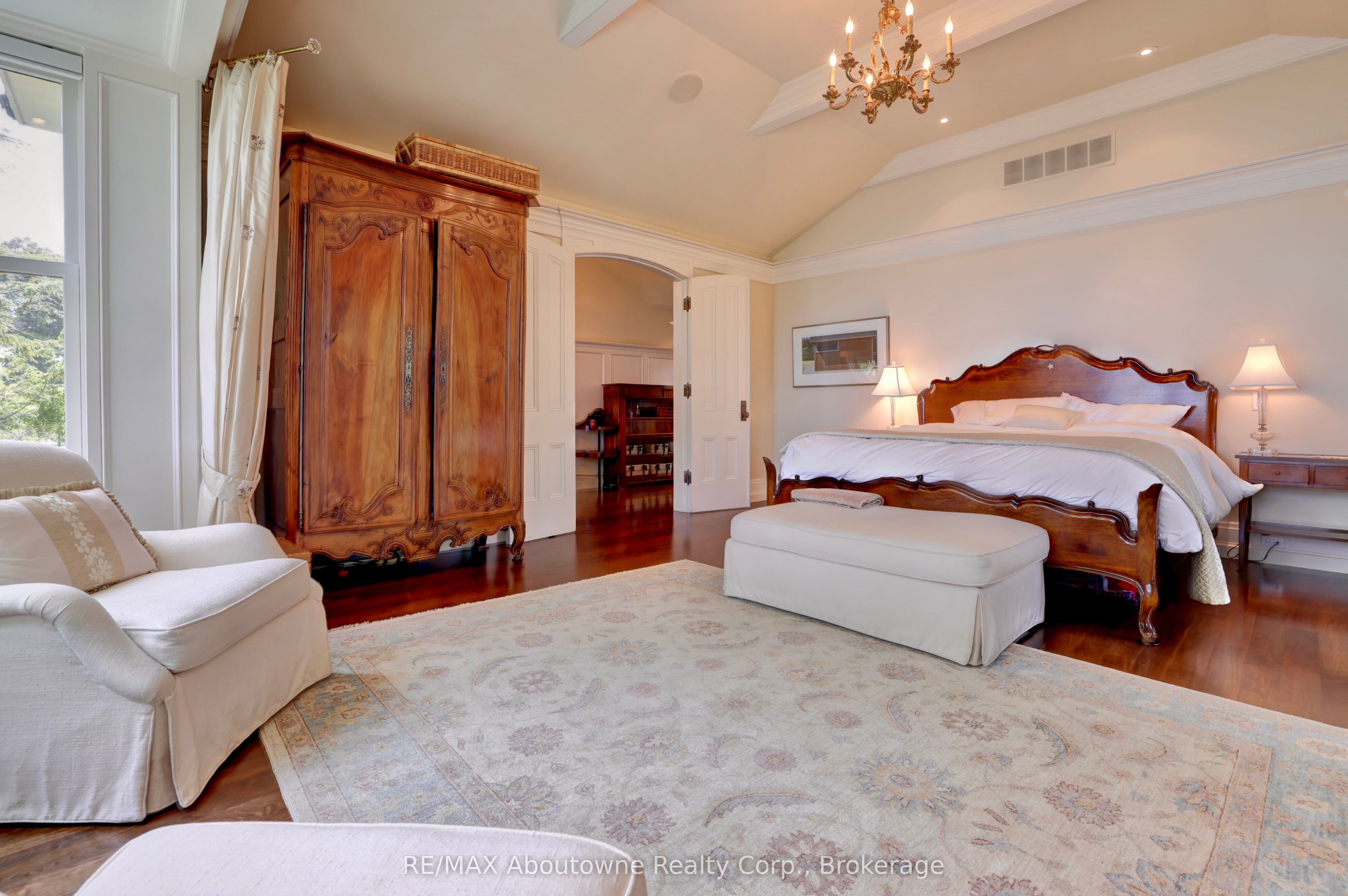 350 King Street Property Photo 25