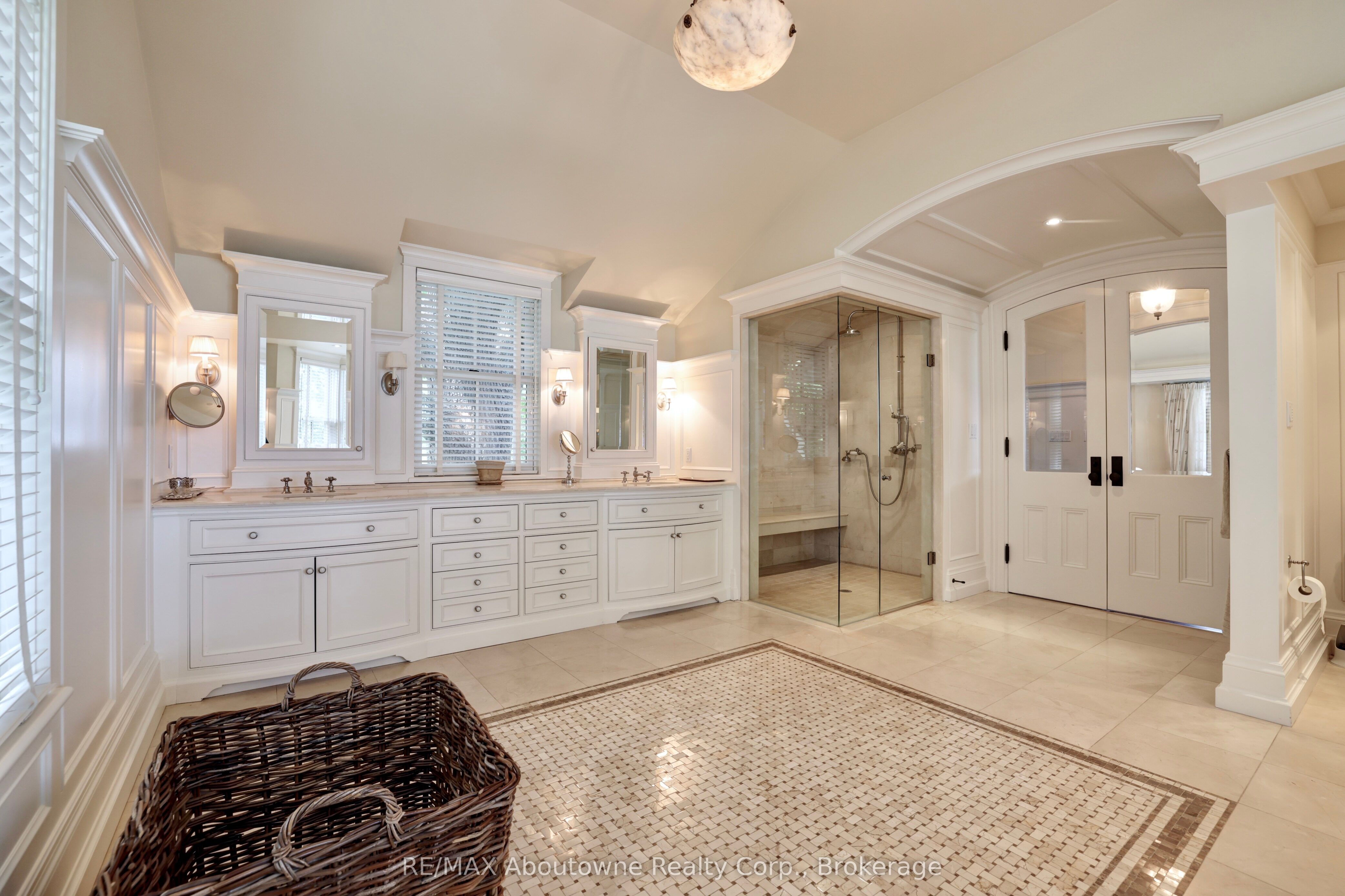 350 King Street Property Photo 29